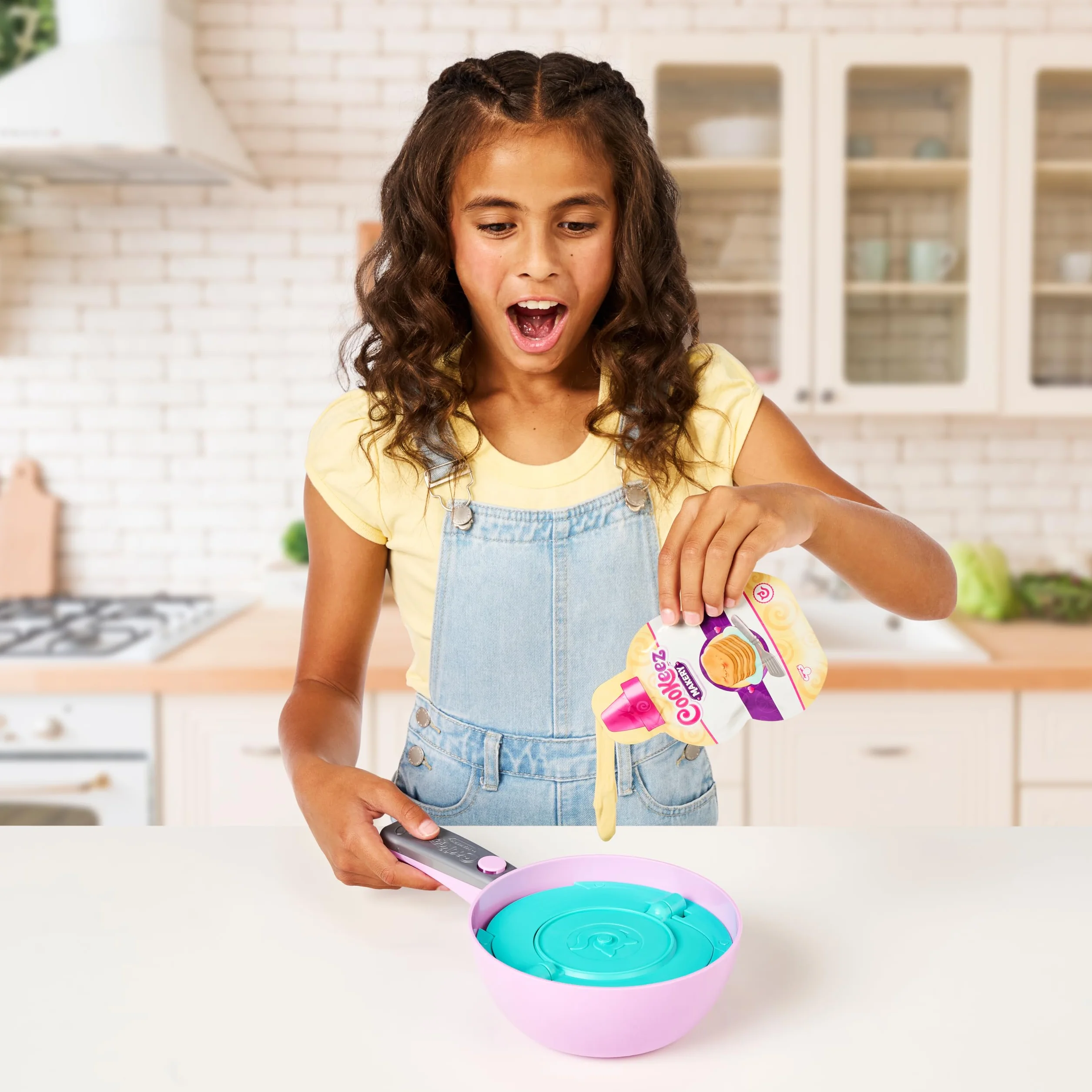 COOKEEZ MAKERY Pancake Treatz Mix and Tur! Wlej ciasto na patelnię i baw się dobrze, patrząc, jak twój interaktywny i pachnący pluszowy przyjaciel obraca się! Jaką niespodziankę zamierzasz przygotować