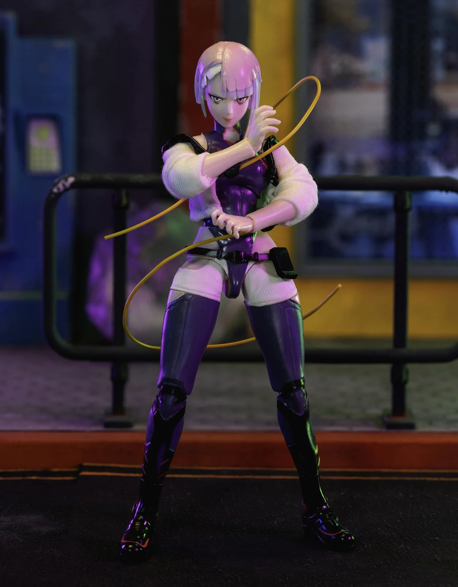 Jada Toys Cyberpunk Edgerunner figurka Lucy (14 cm) – ruchoma figurka kolekcjonerska i akcji z alternatywną głową, rękami i akcesoriami, dla fanów i kolekcjonerów od 15 lat