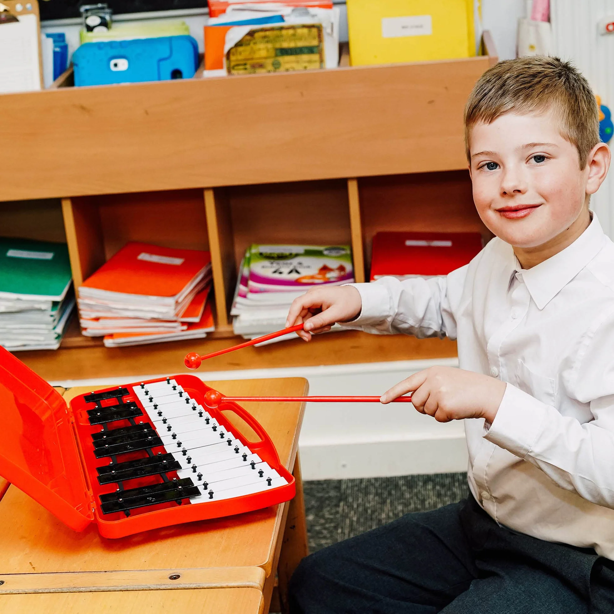A-Star 25 Note Soprano Chromatic Glockenspiel Ksylofon w czerwonym etui z czarno-białymi klawiszami i dwoma plastikowymi bijakami - 2 oktawy G5 do G7