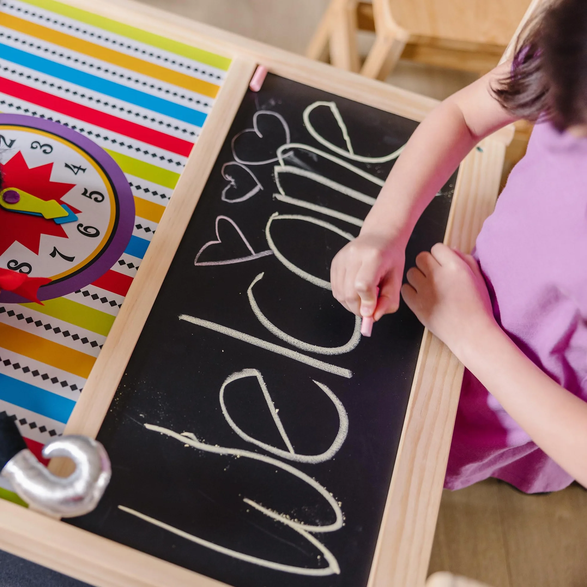 Melissa & Doug – luksusowy teatrzyk lalek (wytrzymała, niechybotliwa podstawa, pluszowe zasłony, wymiary: wys. 132,08 cm × szer. 45,72 cm × dł. 62,865 cm)