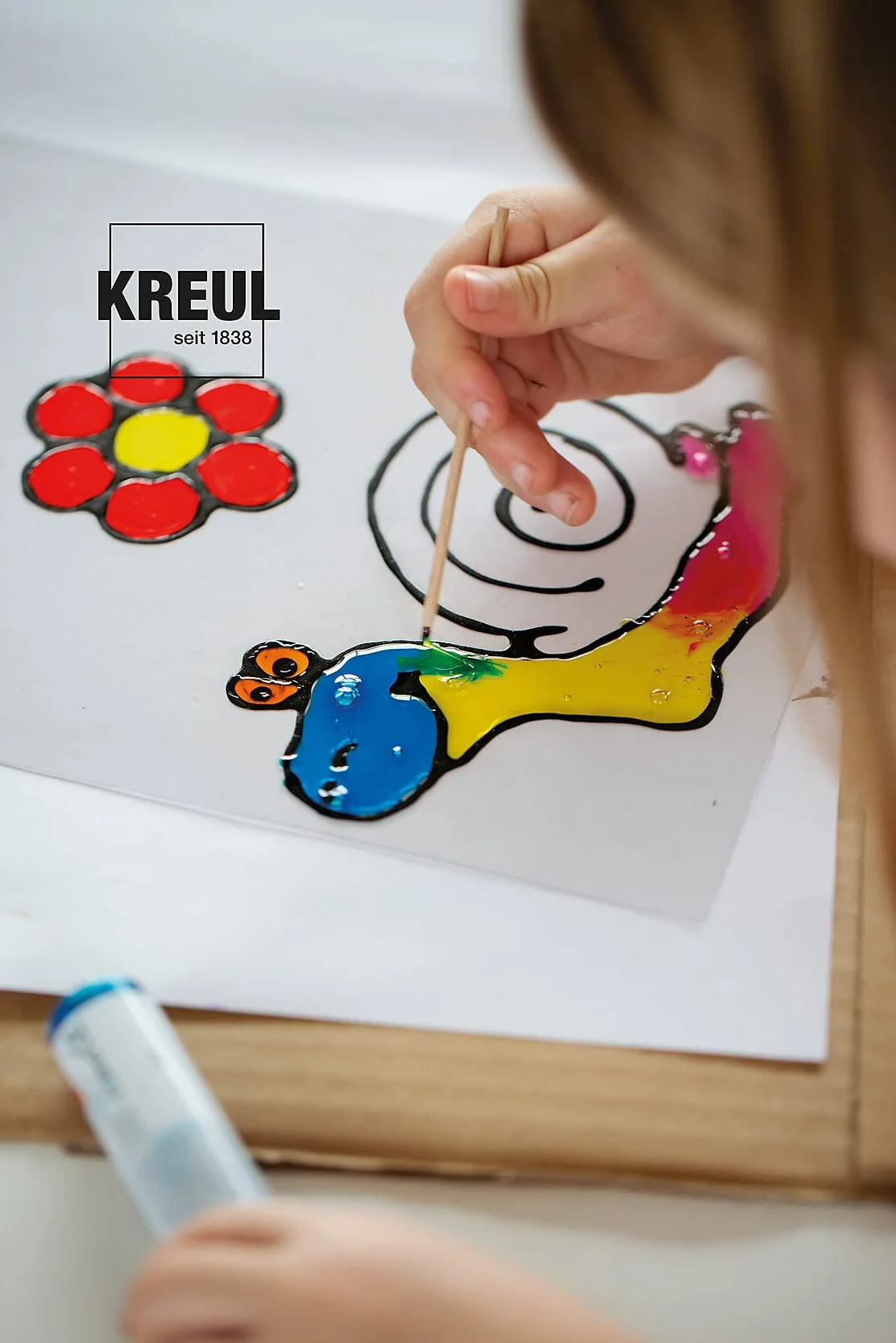 KREUL 24451 - Mucki Window Color Mały Świat Zwierząt - zestaw z 7 kredkami do kolorowania okien o pojemności 29 ml, plastikowymi kartami i szablonami, wegański, bezglutenowy, bez laktozy