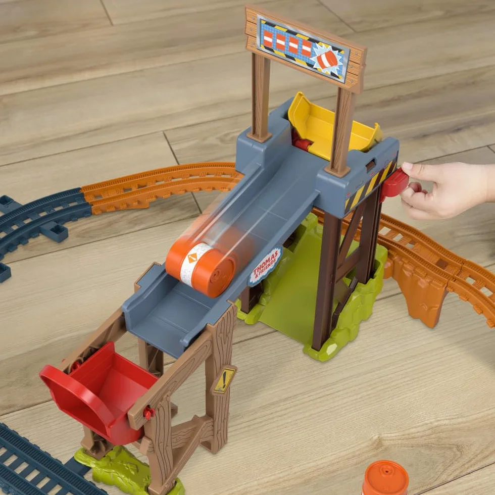 Thomas & Friends Diesel – Załadunek na budowie Zestaw kolejowy z torem + zabawka pociąg z napędem, wagonem i beczkami do zabawy dla dzieci od 3 roku życia, JBW20