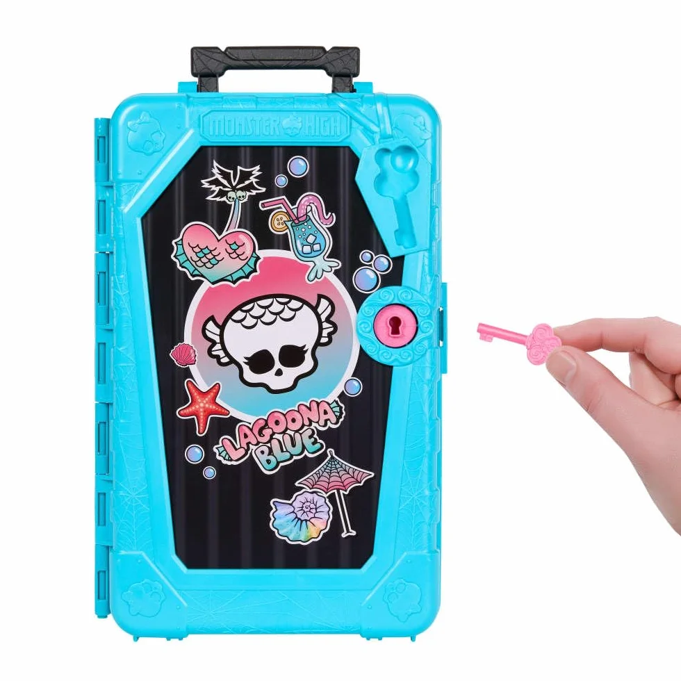 Monster High Straszysekrety Seria 7 Upiorystyczne wakacje Lagoona Blue Zestaw: lalka, walizka i akcesoria-niespodzianki, w tym ubranka, zabawka dla dzieci 4+, JDR51