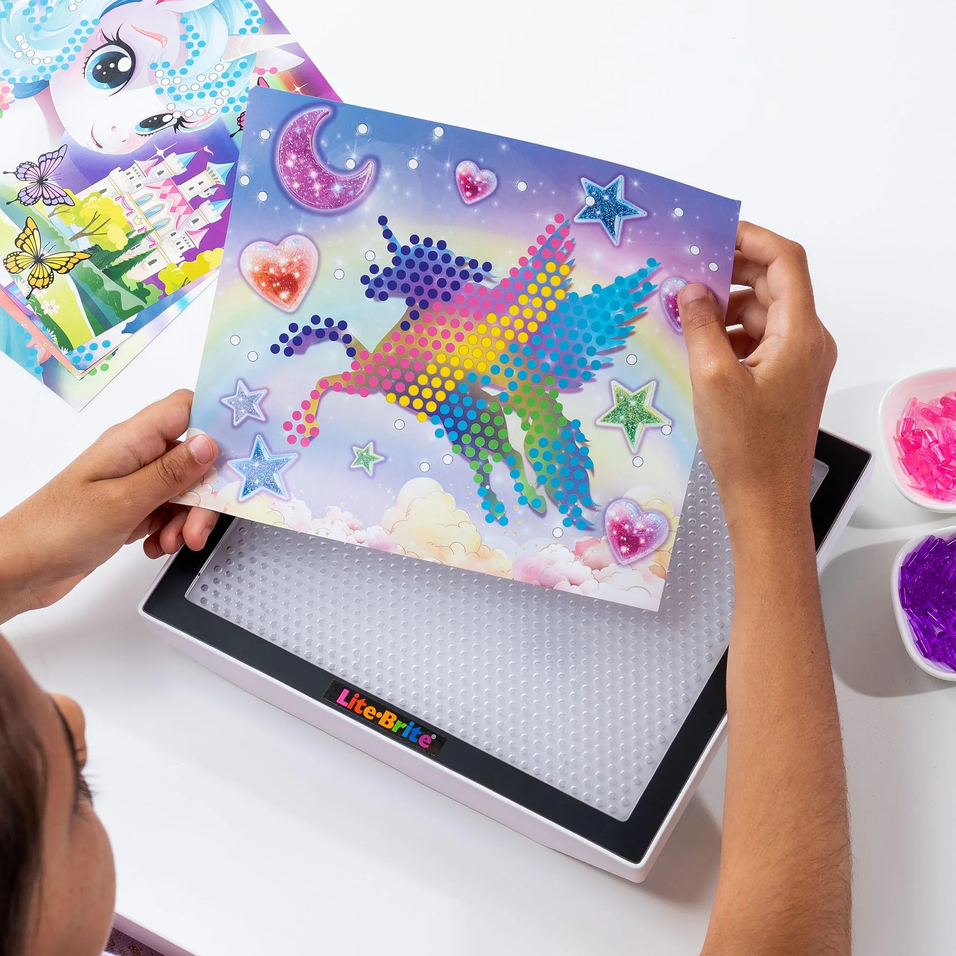 Basic Fun Lite-Brite Colour Pop Rainbow Dreams – Kreatywna gra swietlna teczowa z kolorowymi kolkami