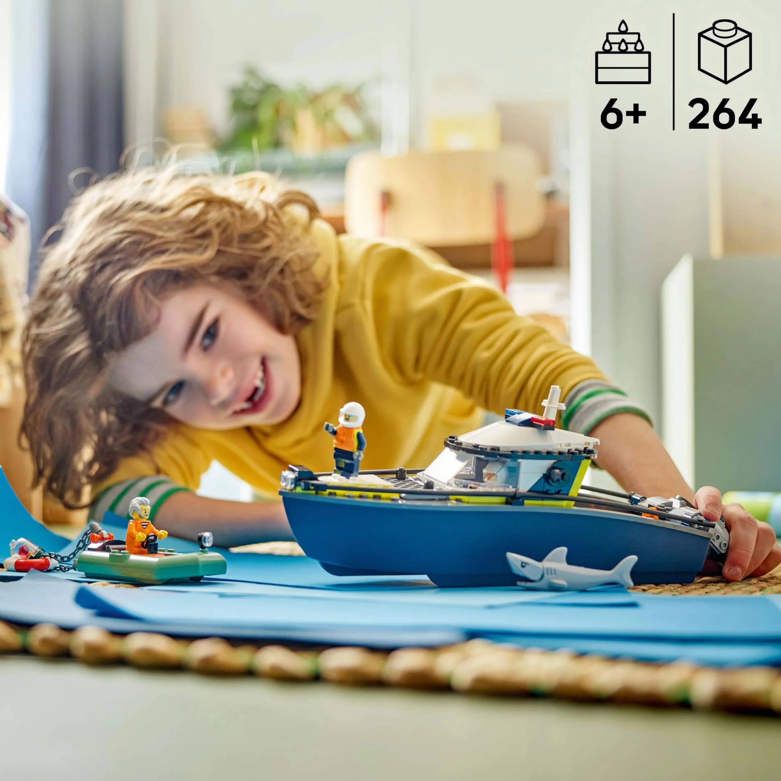 LEGO City Pościg łodzią policyjną, zabawka dla dziecka do zbudowania z motorówką i pontonem złodziejaszka, pomysłowy prezent dla 6-latków, zestaw policyjny dla chłopców i dziewczynek 60456