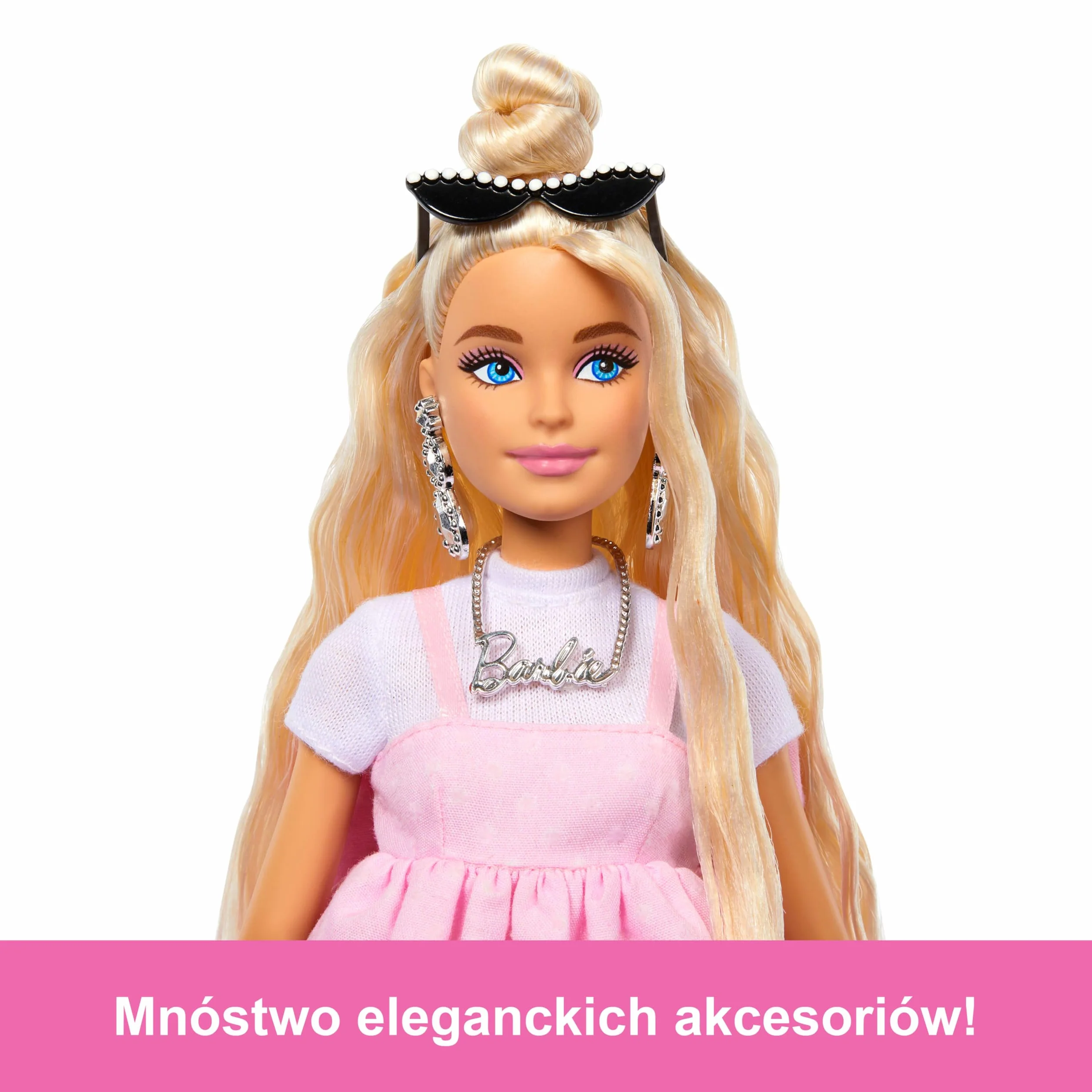 Barbie Deluxe Style Lalka Nr 3 w stroju w stylu Barbiecore, blond włosy z koczkiem, pasteloworóżowa sukienka z dużą kokardą, akcesoria, w tym rajstopy kabaretki, HYV27