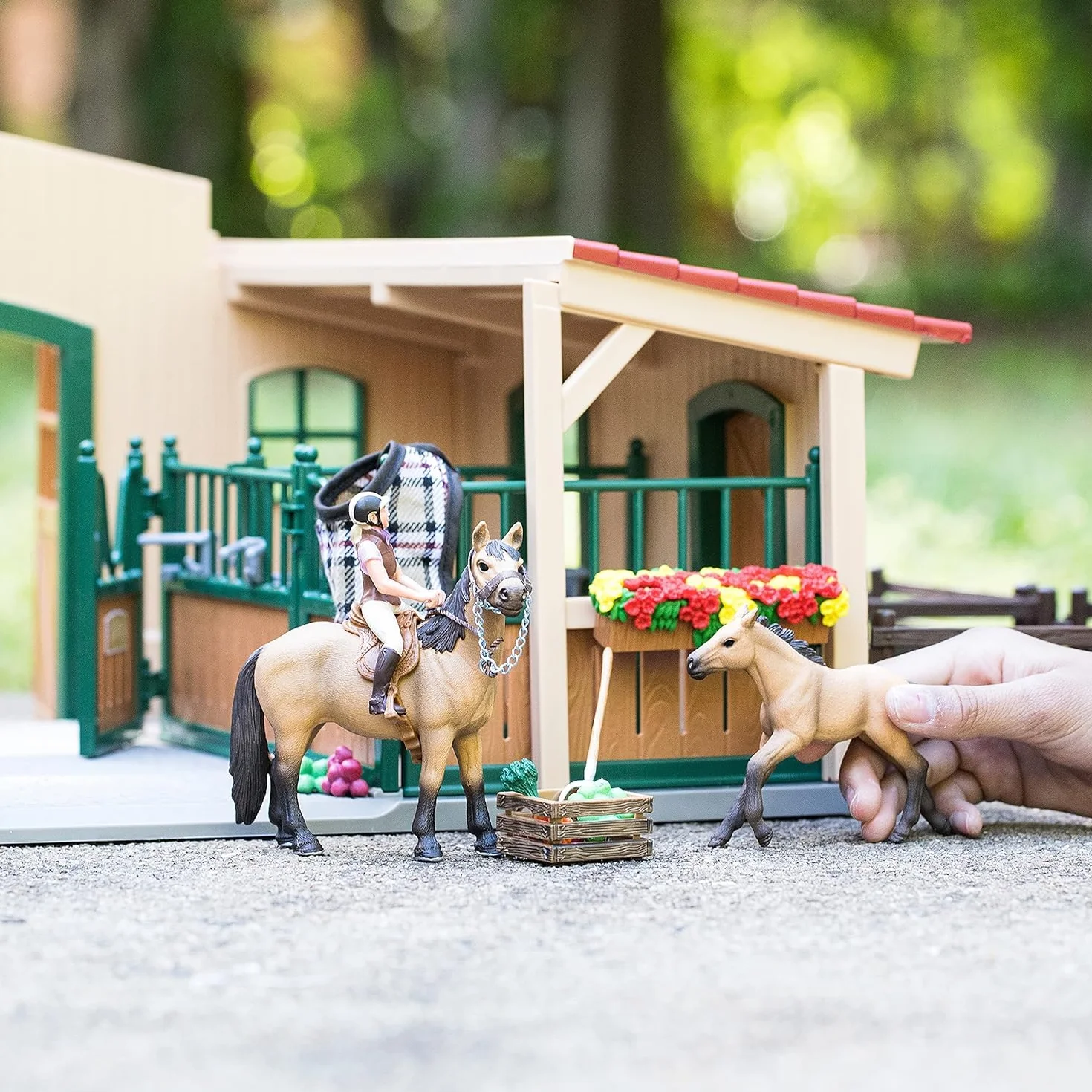 schleich FARM WORLD | Stajnia z końmi i akcesoriami 42195 | Zestaw ze stajnią, padokiem, 2 końmi, figurką dziewczynki i akcesoriami | Zabawka farma od 3 lat | 96 elementów | Ekskluzywnie na Amazon