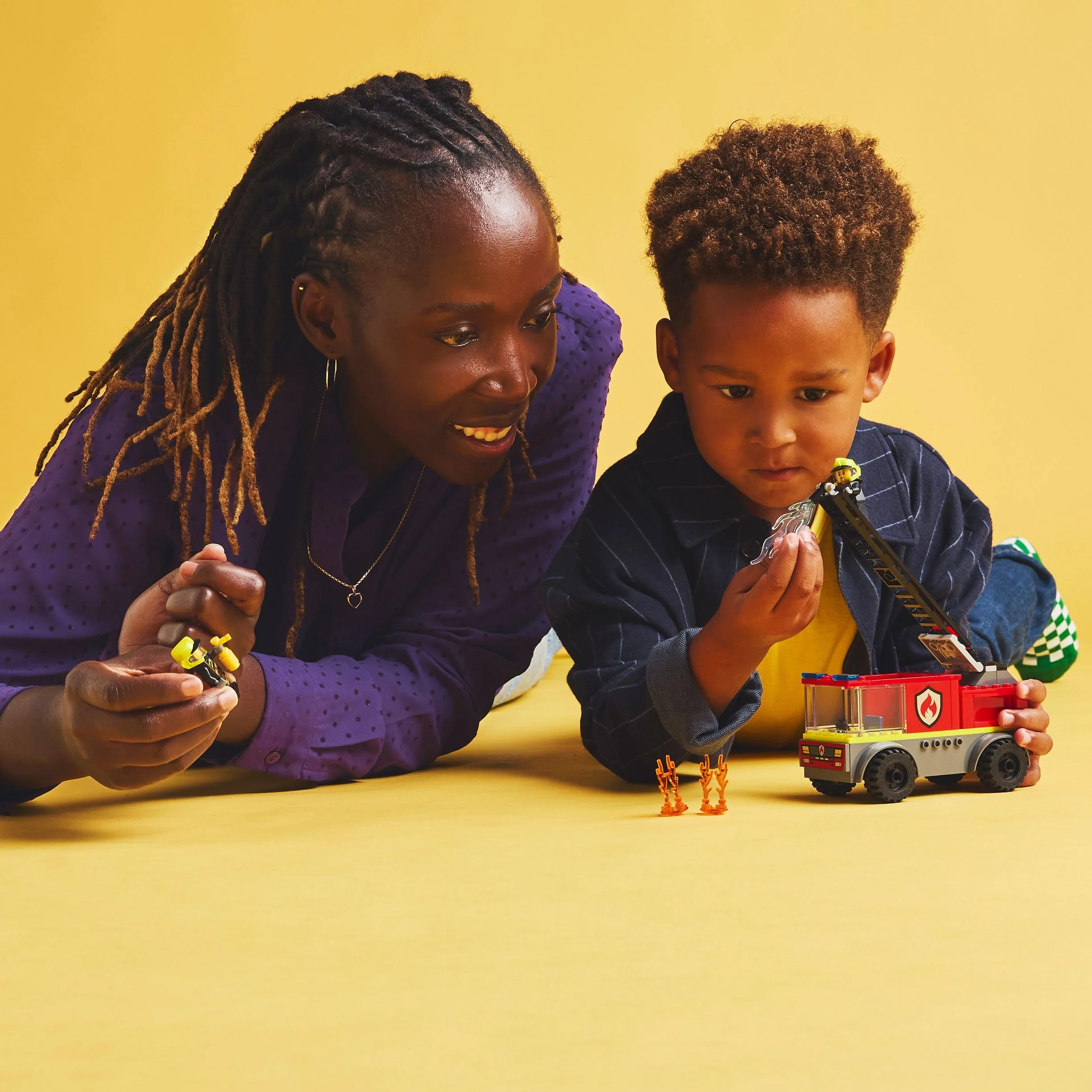 LEGO City Wóz Strażacki z Drabiną, Edukacyjna Zabawka dla Dziecka do Zbudowania, Pojazd z Minifigurkami Strażaków, Kreatywny Prezent dla 4-latka, dla Chłopca i Dziewczynki, dla Przedszkolaka, 60463