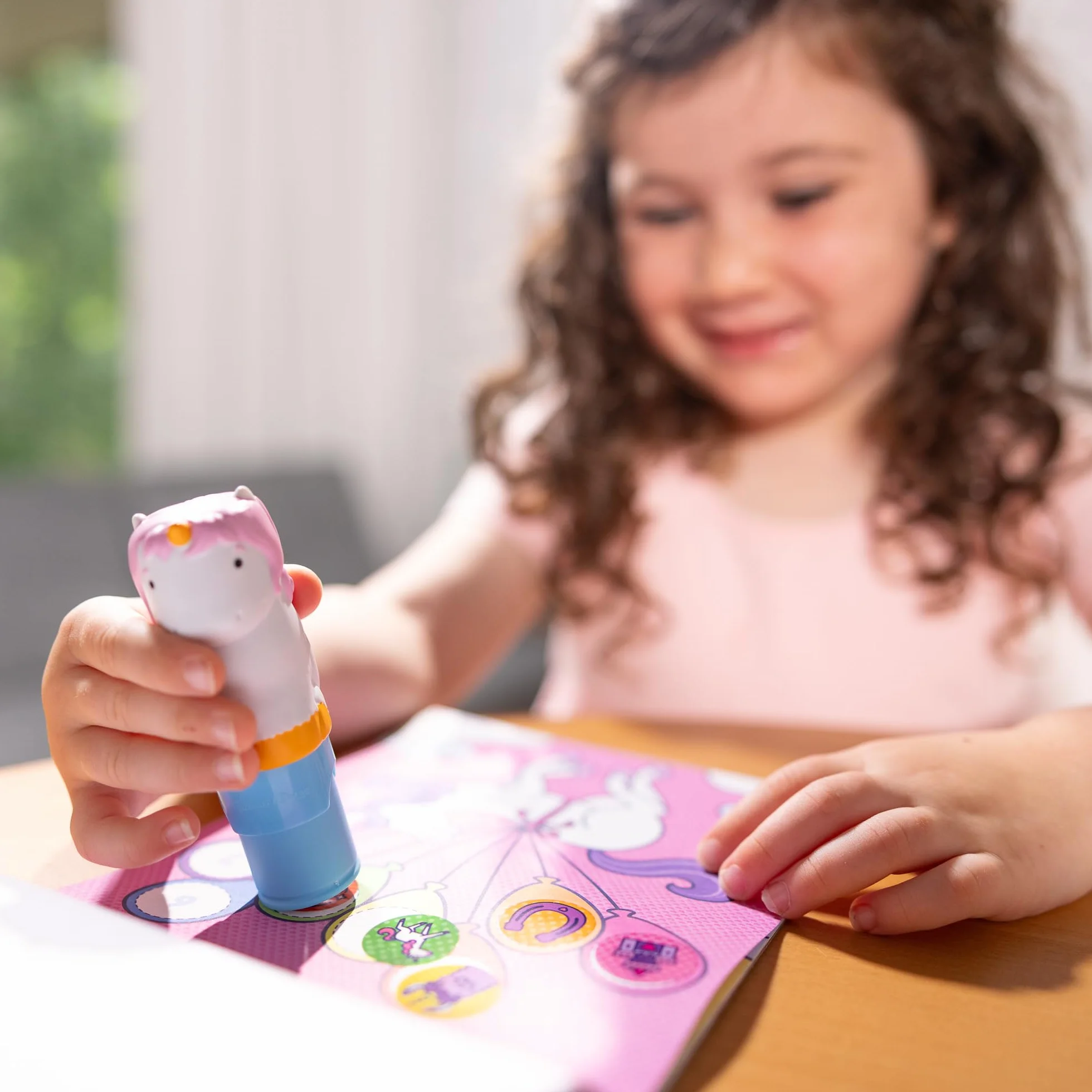 Melissa & Doug Naklejka WOW! 24-stronicowy znacznik naklejek i blok aktywności z 300 naklejkami - jednorożec, gra edukacyjna dla dzieci, 3 lata - certyfikat FSC