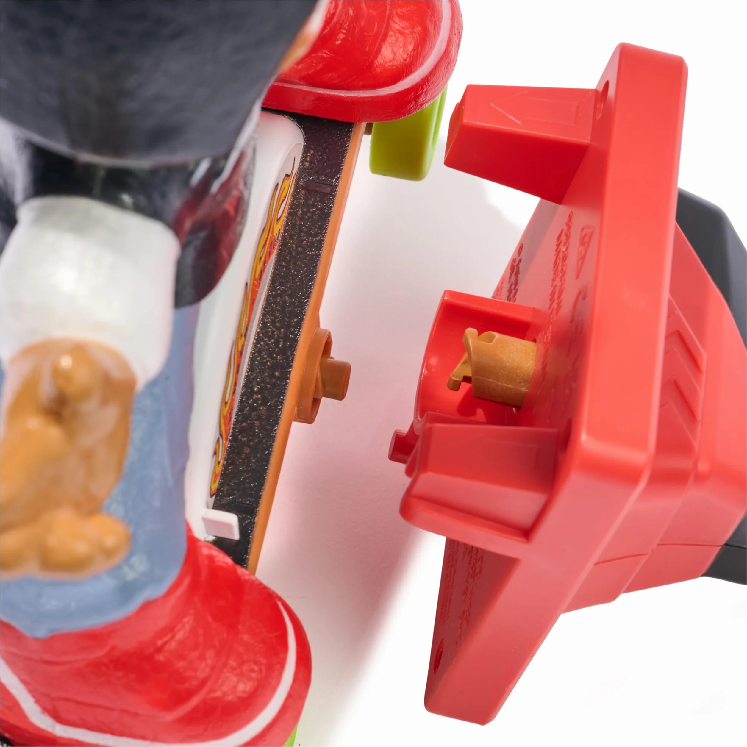Tech Deck Shred N' Blast Sk8board, zmotoryzowana deskorolka z jeźdźcem i rampą do szybkich trików i wysokich skoków, zabawki dla dzieci dla chłopców i dziewczynek w wieku od 6 lat, wymagane baterie