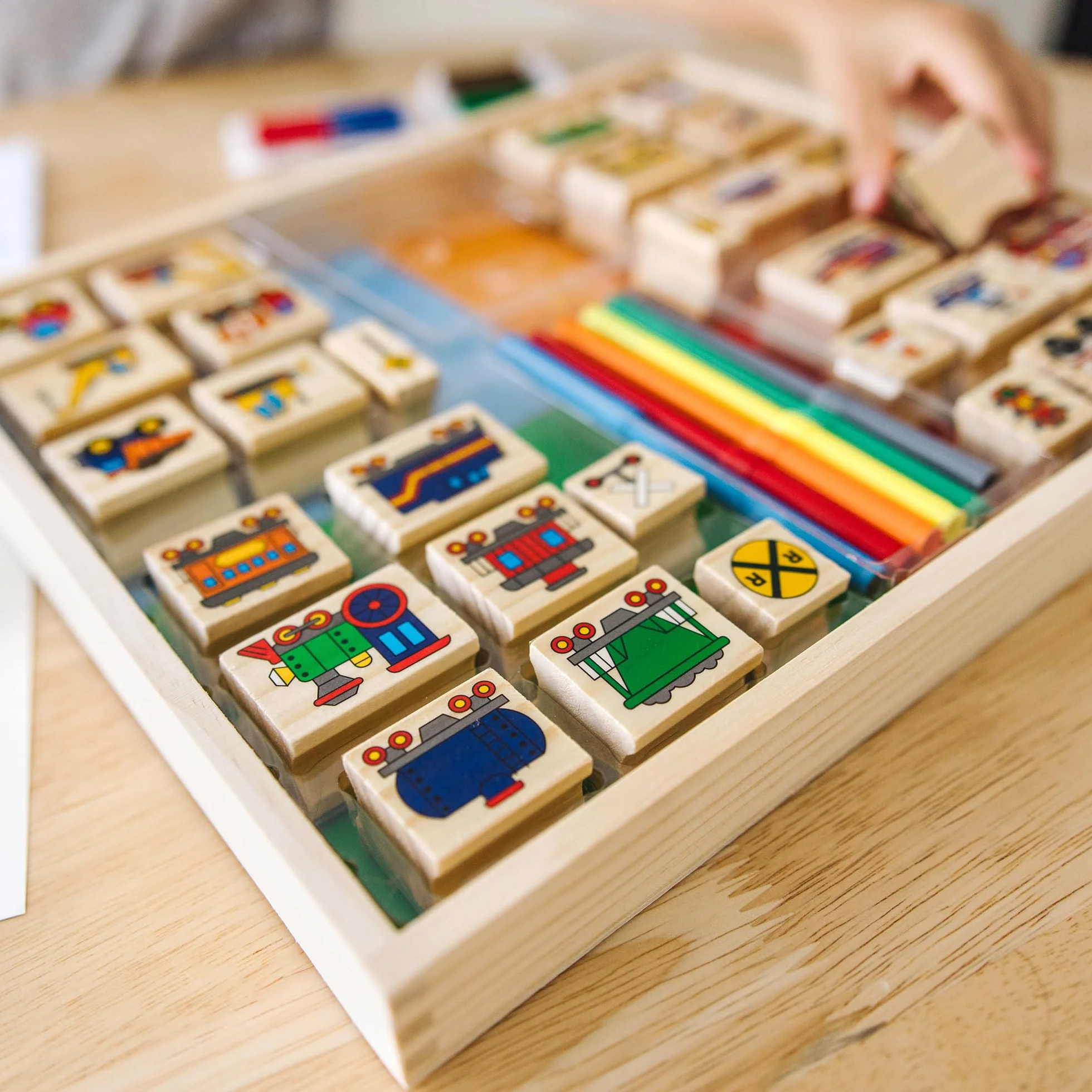 Melissa & Doug 41901 Zestaw drewnianych pieczątek Deluxe - Pojazdy | Sztuka i rzemiosło | 3+ | Prezent dla chłopca lub dziewczynki