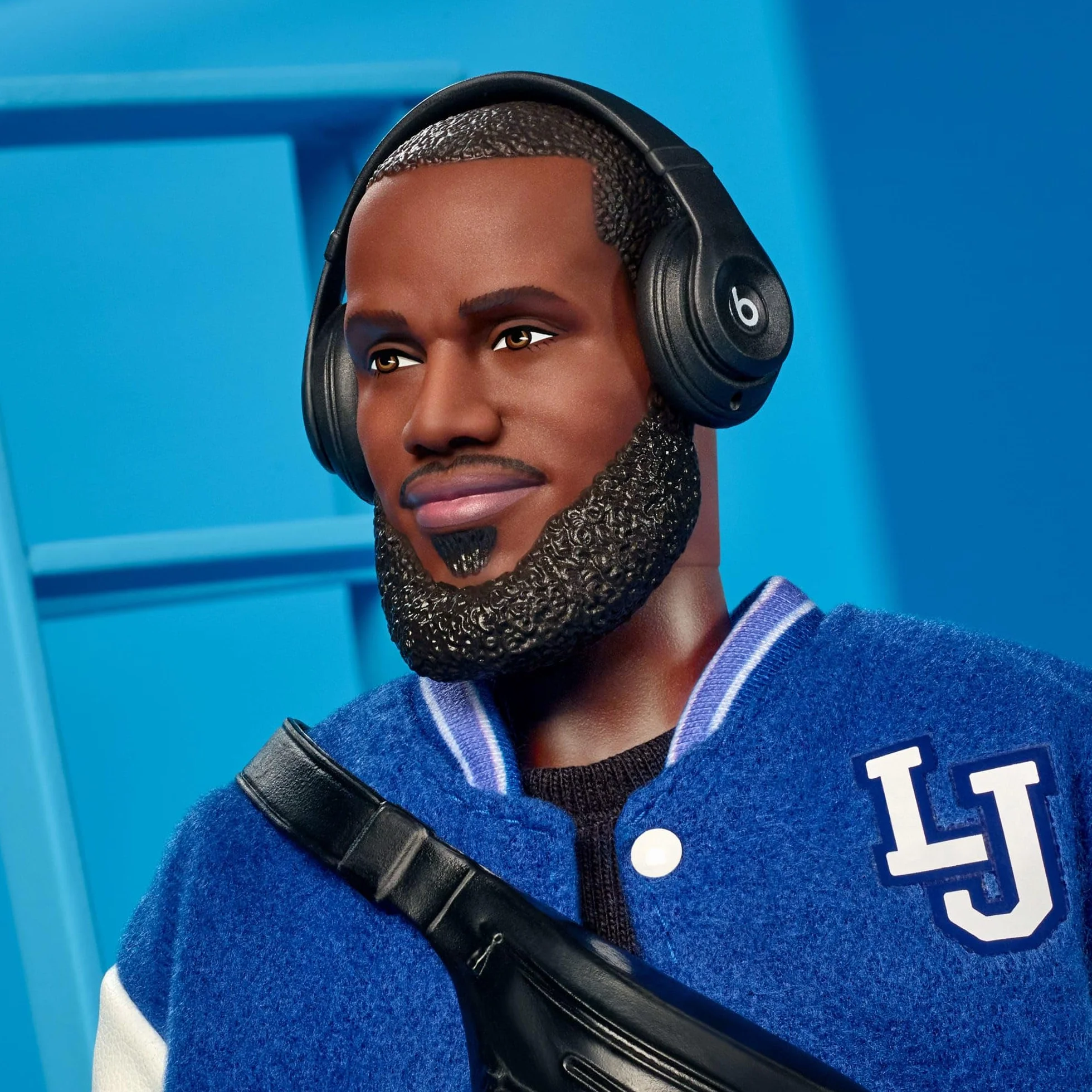 Barbie Signature Kenbassadors LeBron James Lalka kolekcjonerska, sportowa kurtka bomberka i akcesoria, w tym słuchawki i okulary przeciwsłoneczne, zabawka 6+, HRM33