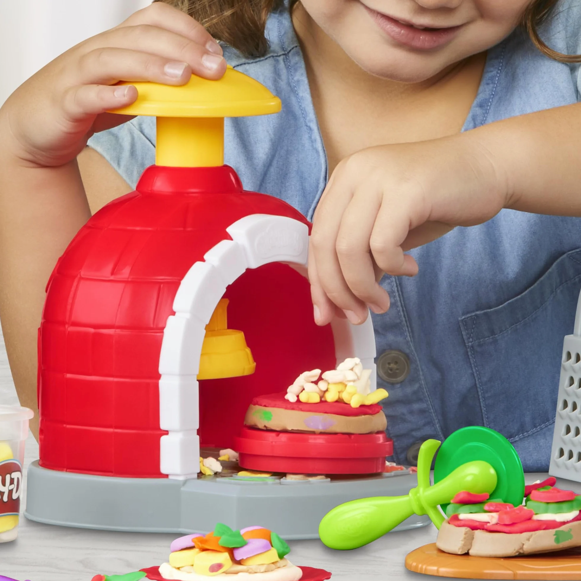 Zestaw do zabawy Kuchenne Dzieła Piec do pizzy z ciastoliną Play-Doh z 6 pojemnikami masy plastycznej i 8 akcesoriami