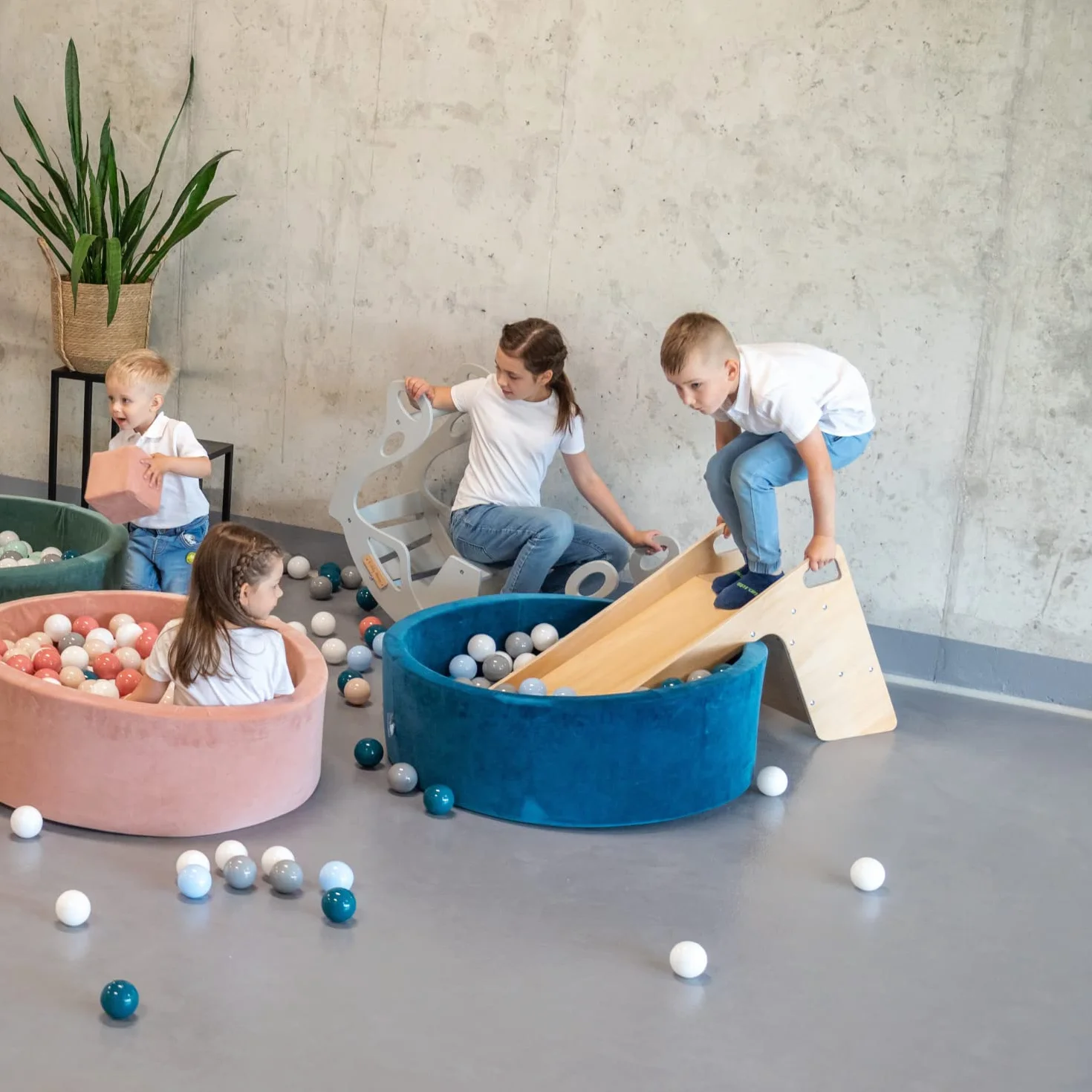 KiddyMoon Zjeżdżalnia dziecięca z drewna, stabilna zjeżdżalnia dla małych dzieci, wielofunkcyjna, Montessori, naturalna