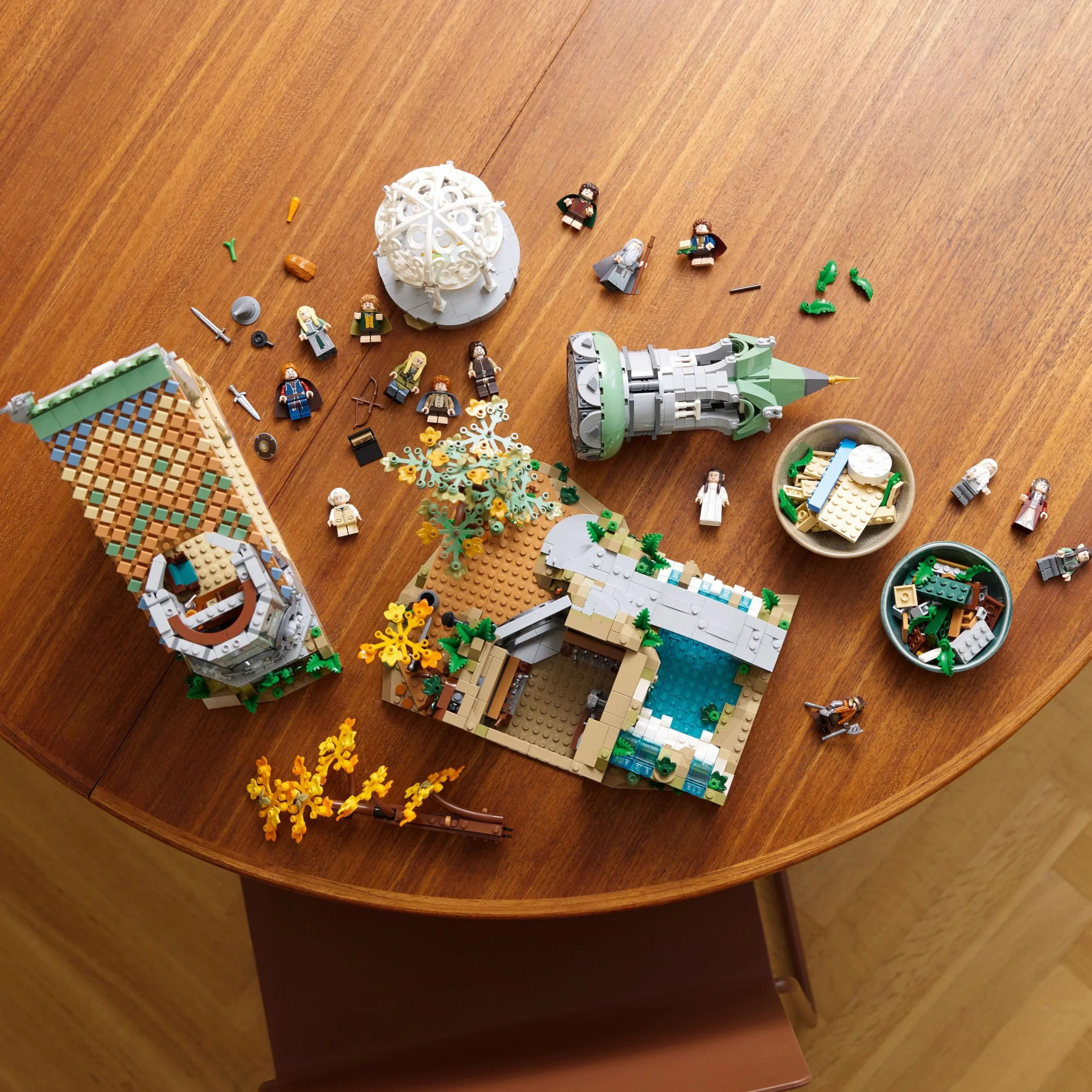 LEGO 10316 Icons WŁADCA PIERŚCIENI: RIVENDELL, duży zestaw klocków konstrukcyjnych dla dorosłych z 15 minifigurkami, w tym Frodo, Sam i Bilbo Baggins, replika Rivendell, pomysł na prezent