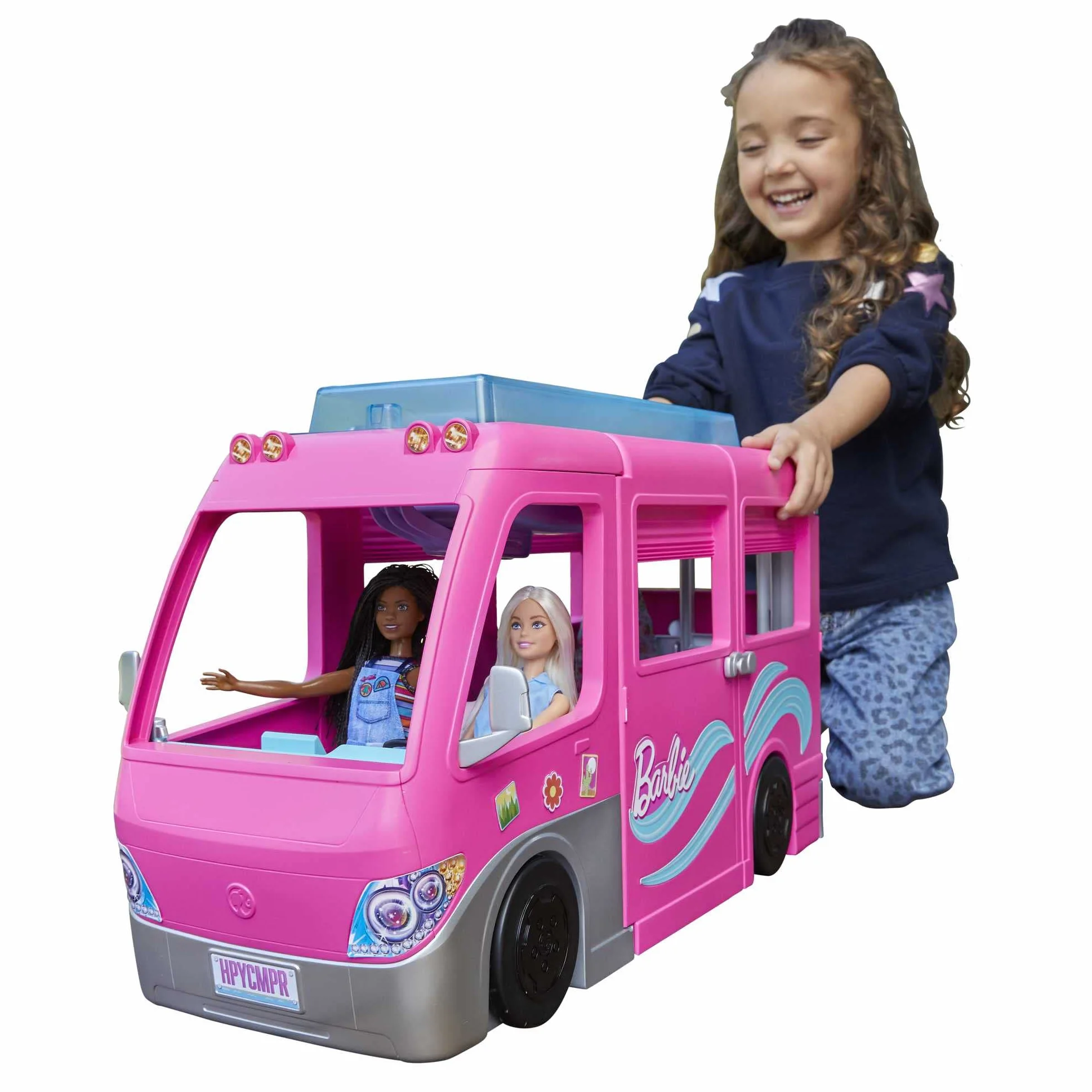 Barbie Dreamcamper Zestaw z kamperem z obracającymi się kółkami, 7 obszarami zabawy, basenem, zjeżdżalnią i ponad 60 akcesoriami kempingowymi, prezent dla dzieci od 3 roku życia, HCD46