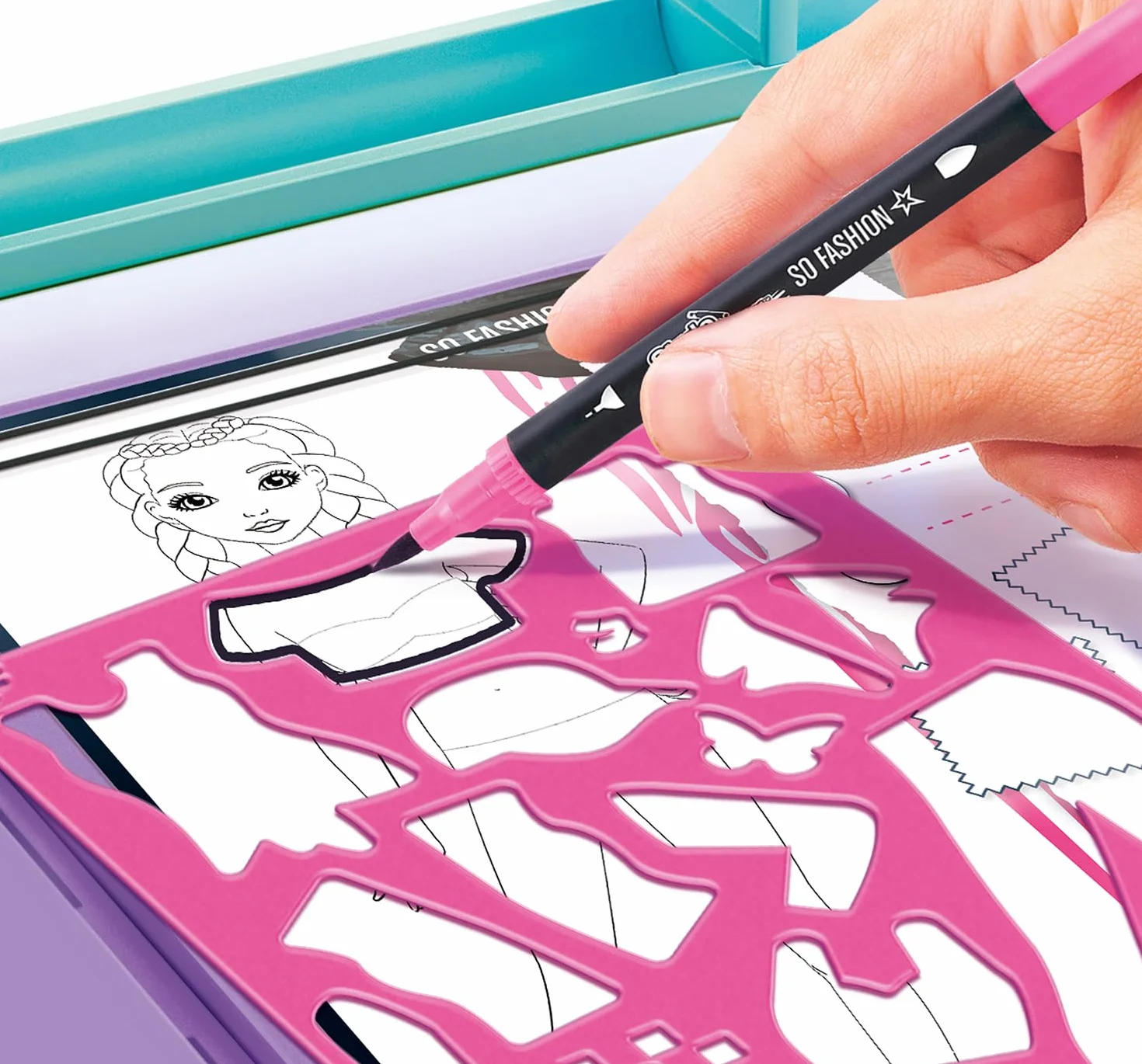 Canal Toys - Styl 4 Ever Fashion Designer Tablet Dziecko 6 lat + - Studio rysowania i kreatywnego wypoczynku z samoprzylepnymi tkaninami, szablonami, naklejkami i pisakami, aby stworzyć swoją kolekcję