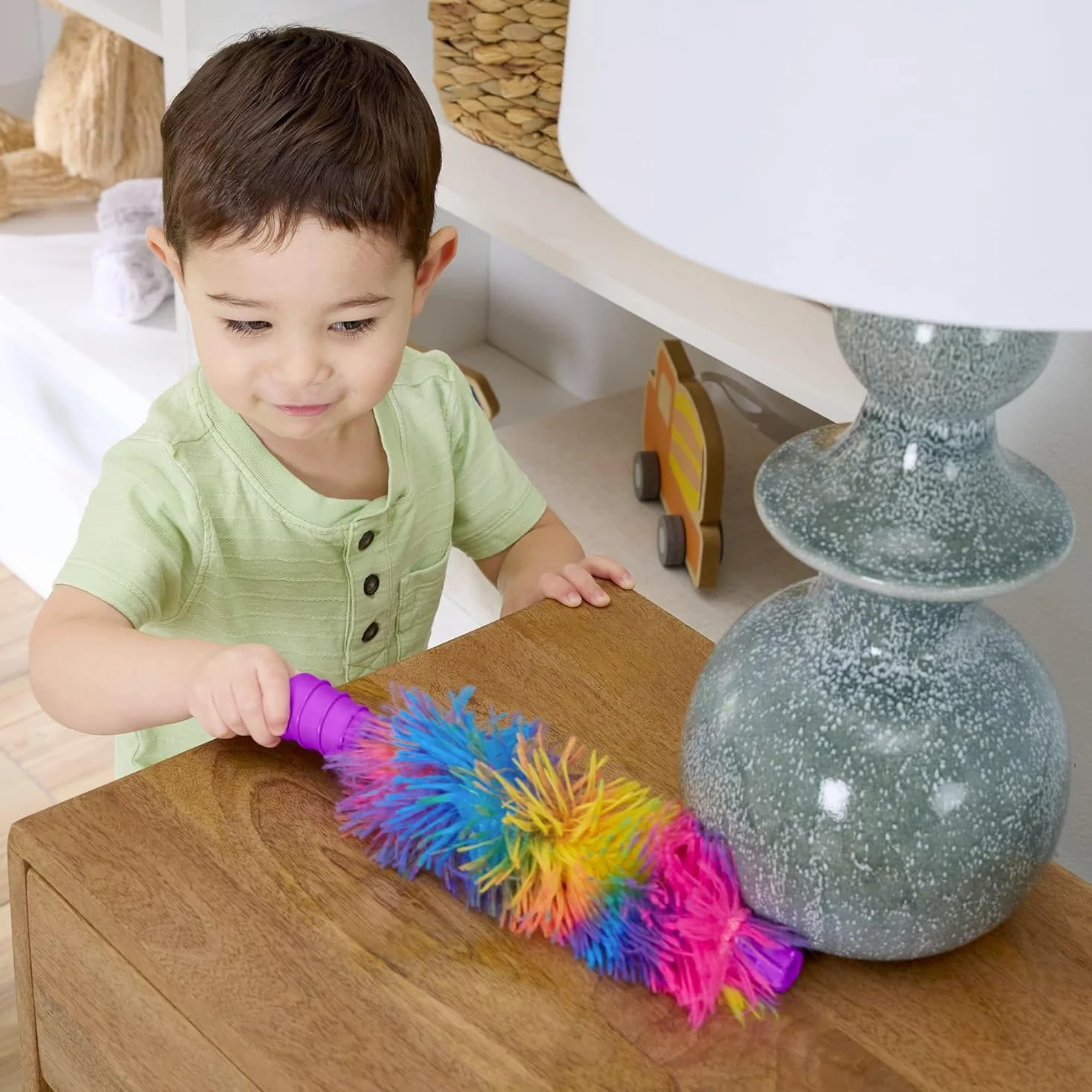 Fisher-Price Odkurzacz i miotełka 2 w 1, zestaw zabawkowy z 45 piosenkami, światłami i dźwiękami, wprowadzającymi alfabet i cyfry, wersja włoska +ES+in+PT, 2 lata, JMM34