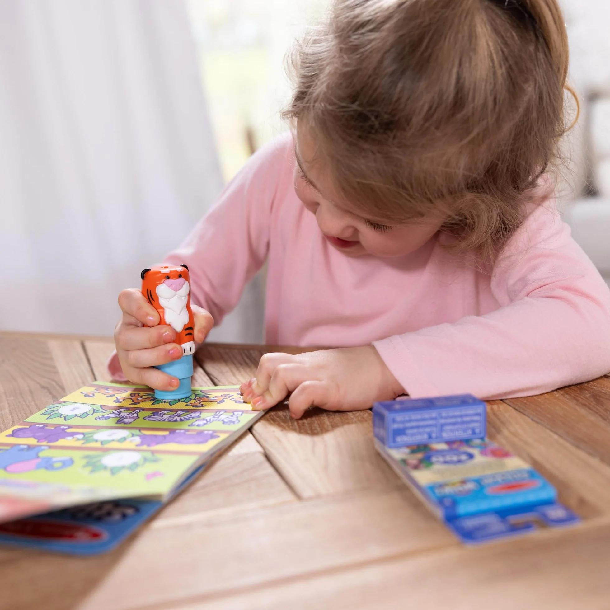 Melissa & Doug Naklejka Wow! Tygrys Bundle: 24-stronicowa podkładka aktywności, stempel naklejki, 500 naklejek, sztuka i rzemiosło Fidget Toy kolekcjonerska postać