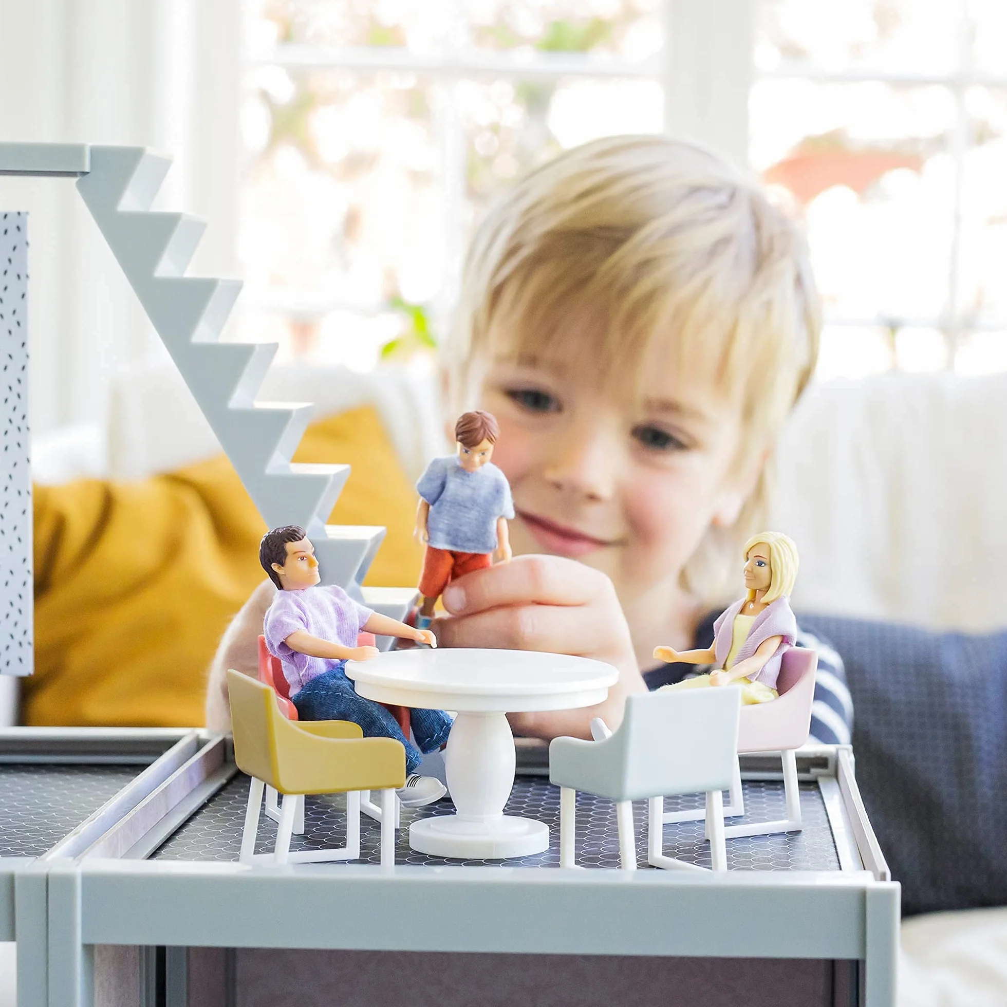 LUNDBY Domek dla lalek meble do jadalni, zestaw krzeseł stołowych – 5-częściowy zestaw akcesoriów do domku dla lalek mini 11 cm – wiek 4 +, skala 1:18