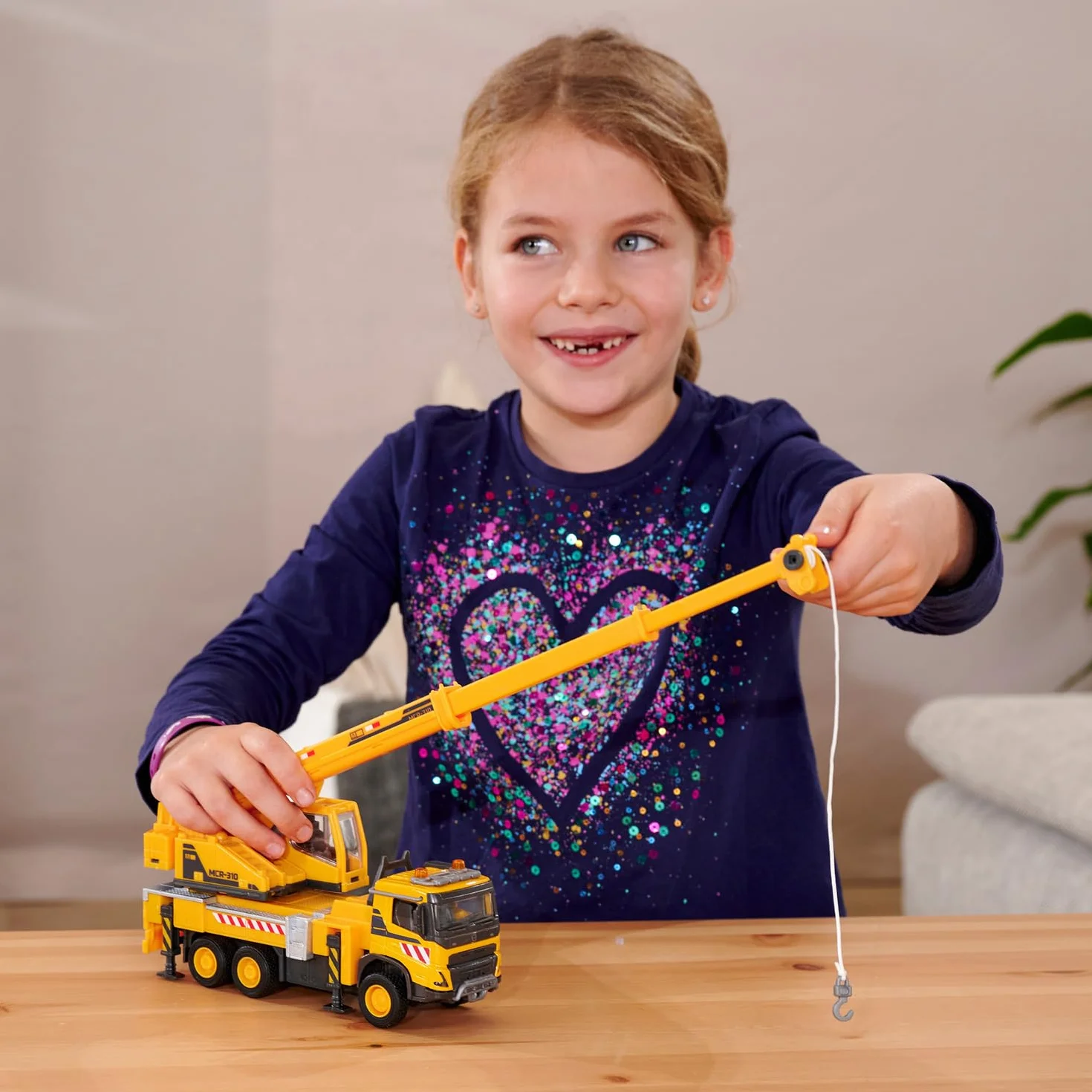 Majorette Wózek dźwigowy Volvo FMX Truck Crane (22 cm) – duży pojazd budowlany z wysuwanym ramieniem dźwigowym, wciągarką linową, wolnym biegiem i gumowymi oponami, zabawka dla dzieci od 3 lat