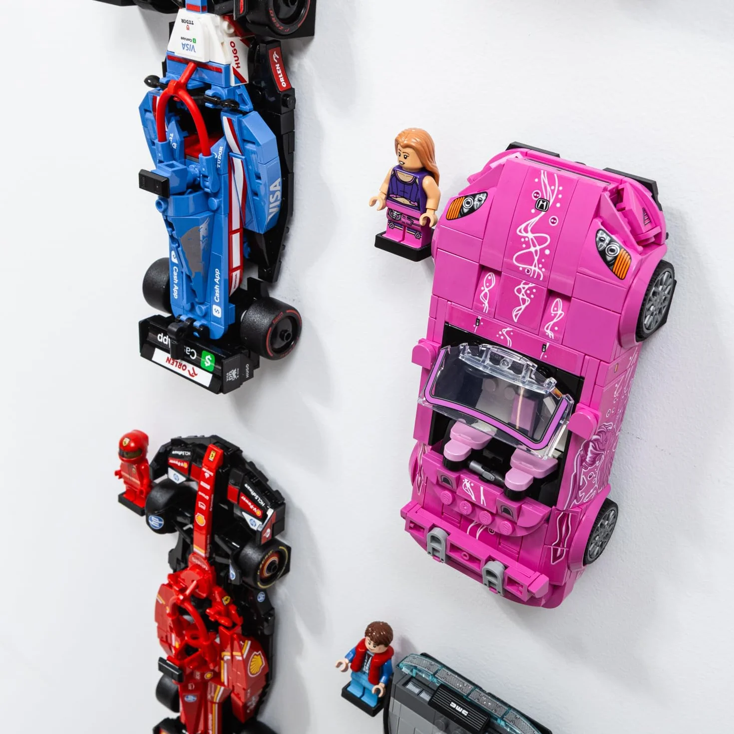 Haczyki do montażu ściennego kompatybilne z LEGO Speed Champions ze stojakami na kierowcę