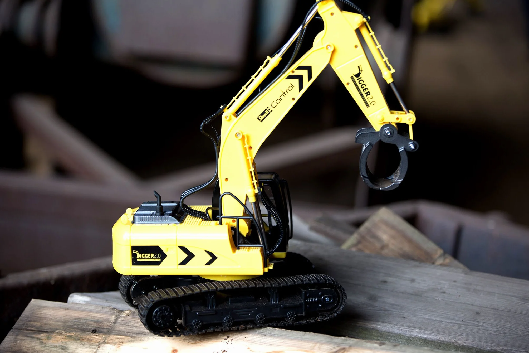 Revell Control 24924 RC koparka gąsienicowa Digger 2.0, napęd łańcuchowy, wymienna szufla i chwytak do drzew, nadaje się do użytku na zewnątrz, zdalnie sterowana koparka z akumulatorem, 2,4 GHz, żółta