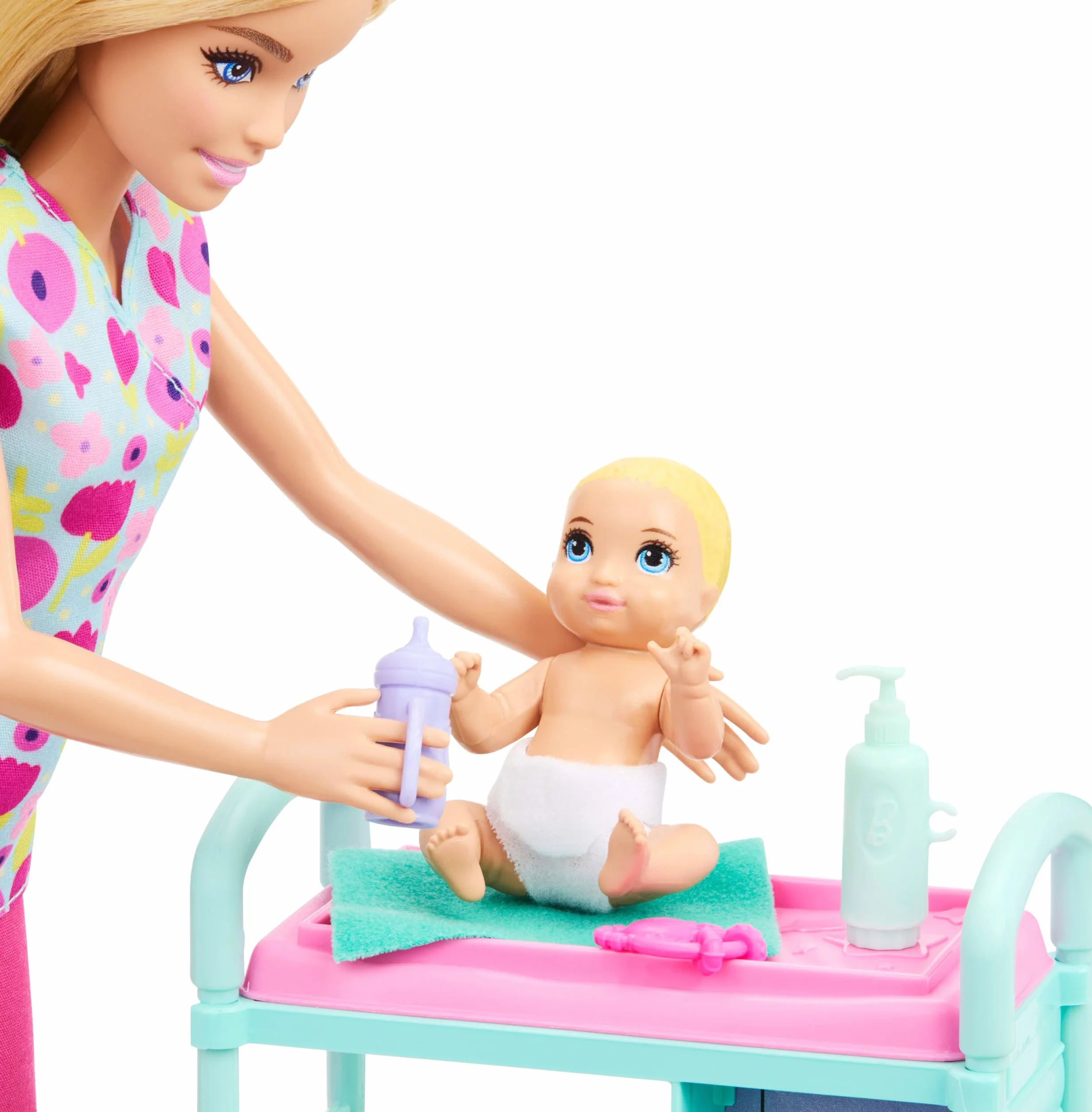 Barbie Kariera Pediatra Zestaw, lalka blondynka ubrana w strój lekarski, 2 lalki bobasy, stół do badań i akcesoria, zabawka dla dzieci 3+, JMK12
