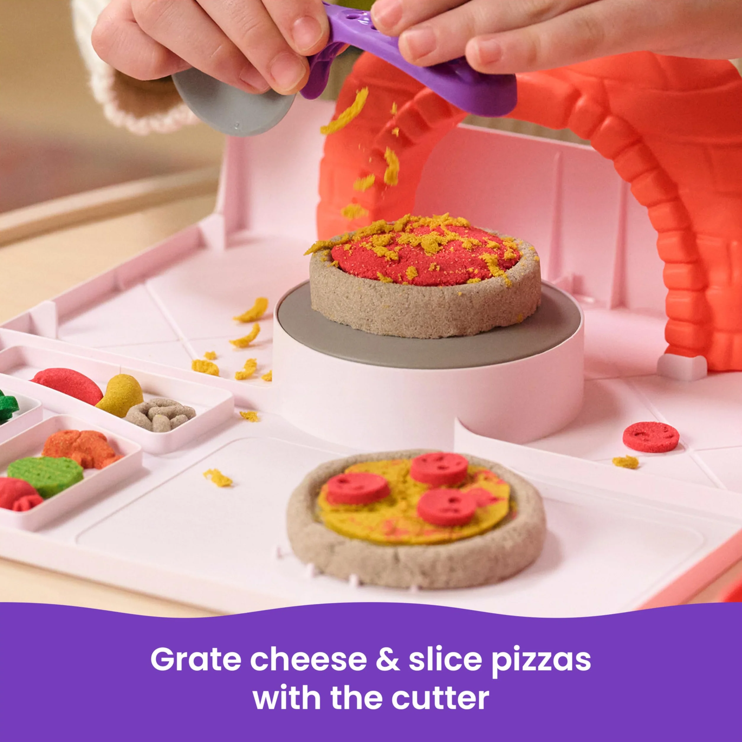 Kinetic Sand, zestaw SquishPizza Rising Pizza z 450 g piasku do zabawy i 5 narzędziami, zabawki dla dziewczynek i chłopców w wieku od 5 lat