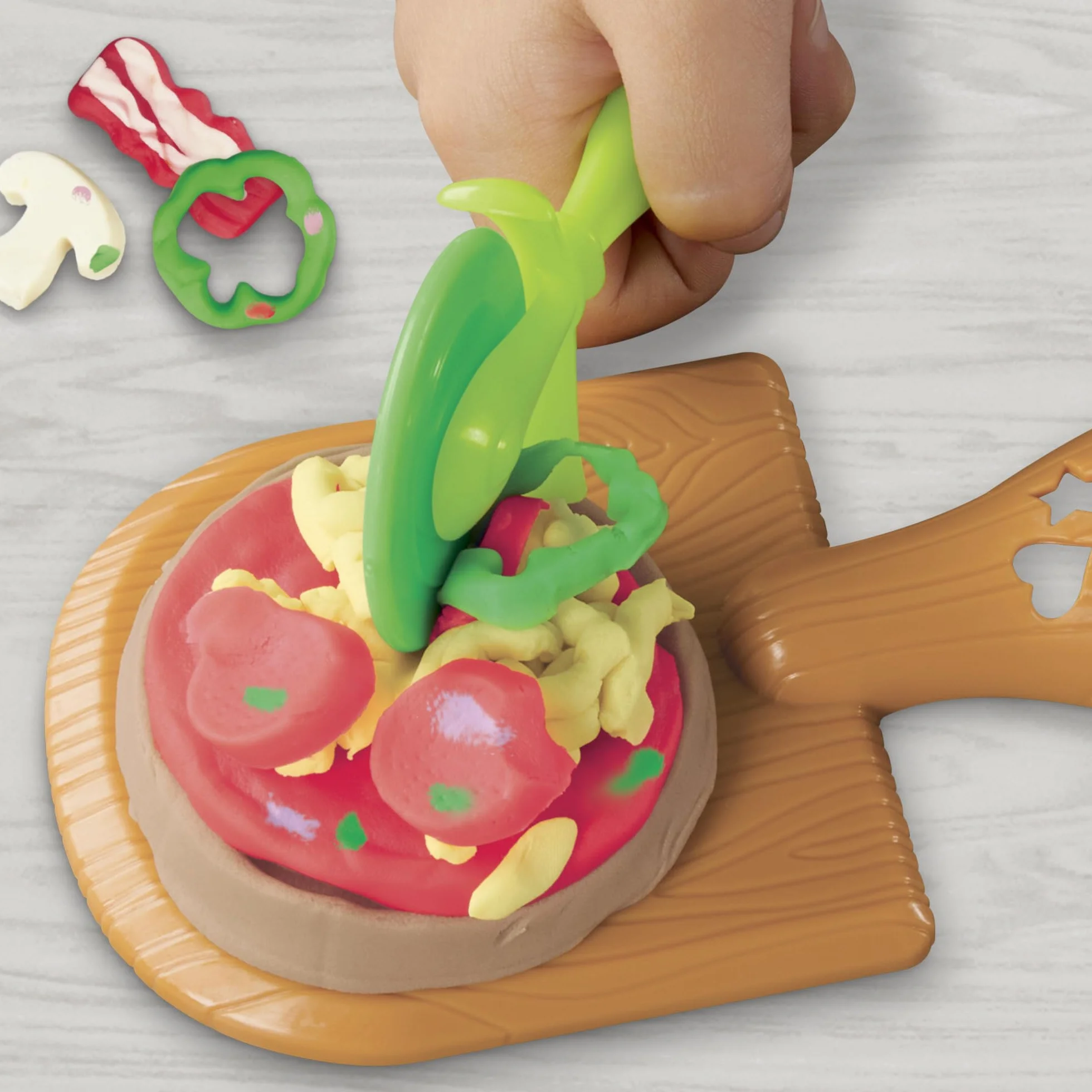 Zestaw do zabawy Kuchenne Dzieła Piec do pizzy z ciastoliną Play-Doh z 6 pojemnikami masy plastycznej i 8 akcesoriami