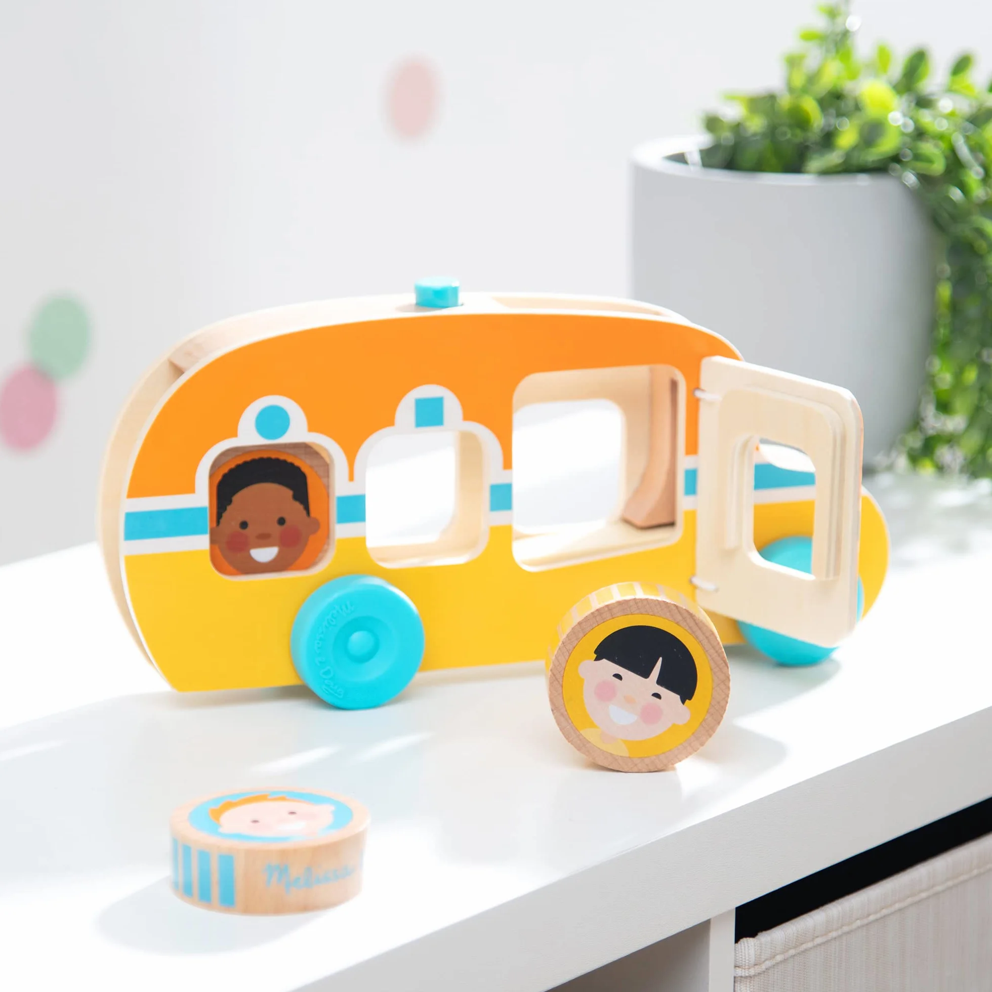 Melissa & Doug GO Tots Drewniany autobus „Tocz się i jedź” z 3 krążkami, drewniane zabawki dla małych dzieci, pojazd zabawkowy, zabawki rozwojowe, od 12 miesięcy, prezent dla chłopca i dziewczynki