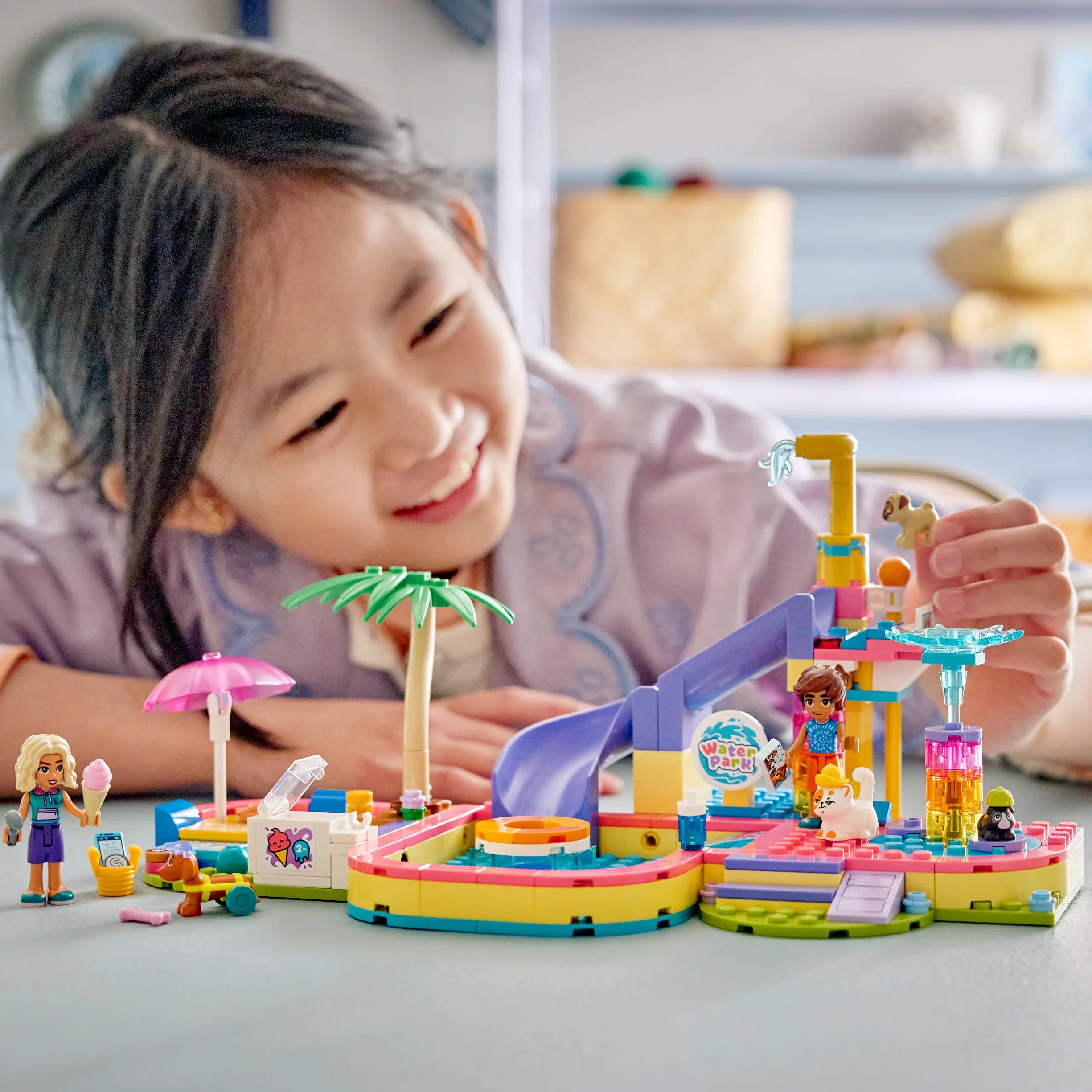 LEGO Friends Frajda w parku wodnym, zabawka konstrukcyjna dla dzieci, 4 zabawkowe zwierzaki i 2 minilaleczki, pomysł na prezent dla dziewczynki lub chłopca od 6 lat 42676