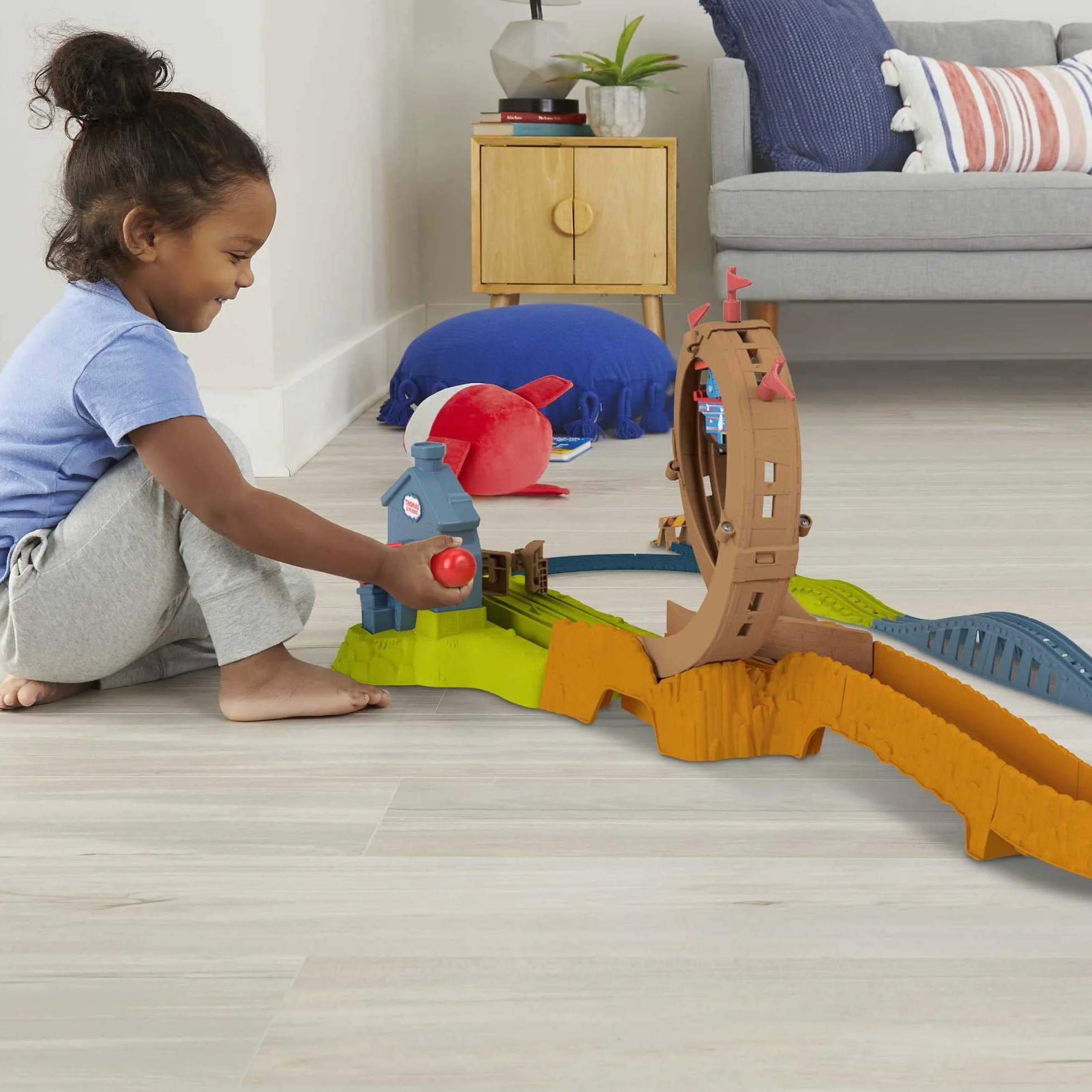 Tomek i Przyjaciele Epicka pętla – Plac remontowy Zestaw z lokomotywą Tomek z napędem i prawie 4 m toru z pętlą i funkcją, HMB93