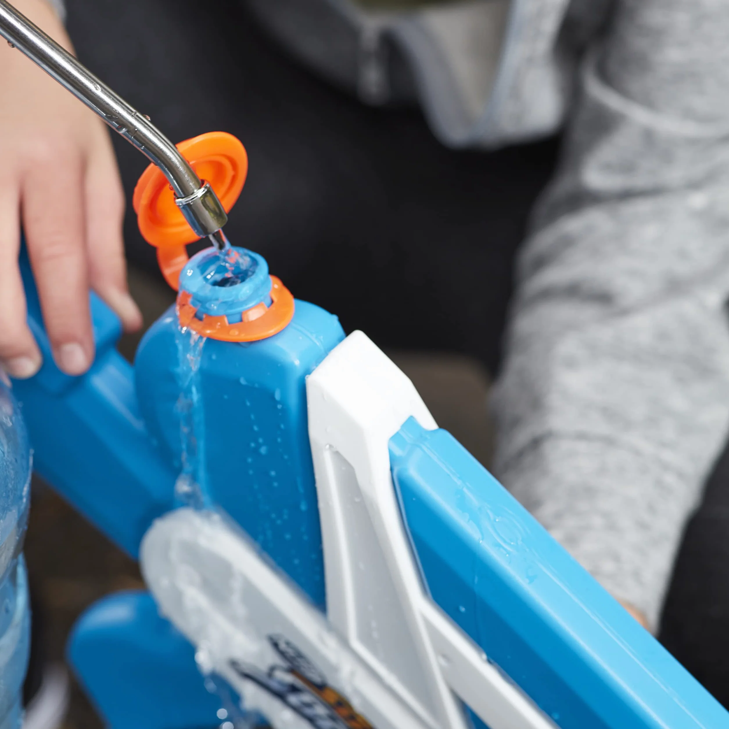 Super Soaker Twister pistolet na wodę, przecinające się strumienie wody, funkcja pompowania, duży zbiornik na wodę o pojemności 1 l, łatwe napełnianie