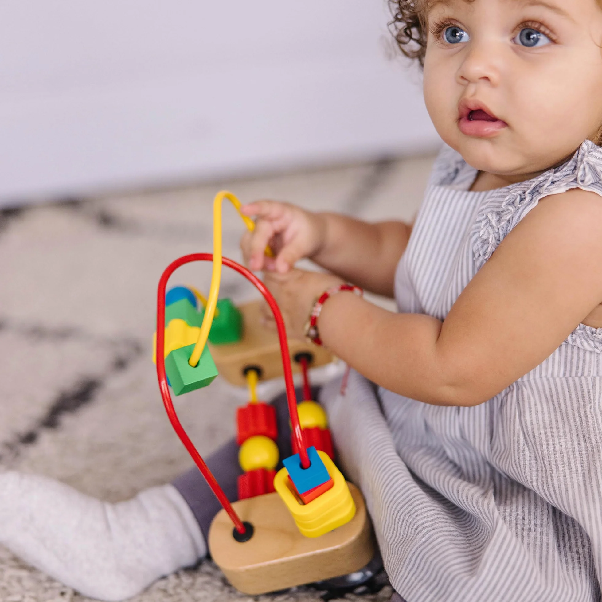 Melissa & Doug – pierwszy labirynt koralikowy (zabawki rozwojowe, drewniana zabawka edukacyjna, rzemiosło wysokiej jakości i solidna konstrukcja, wys. 19,685 cm x szer. 9,525 cm x wys. 17,78 cm)