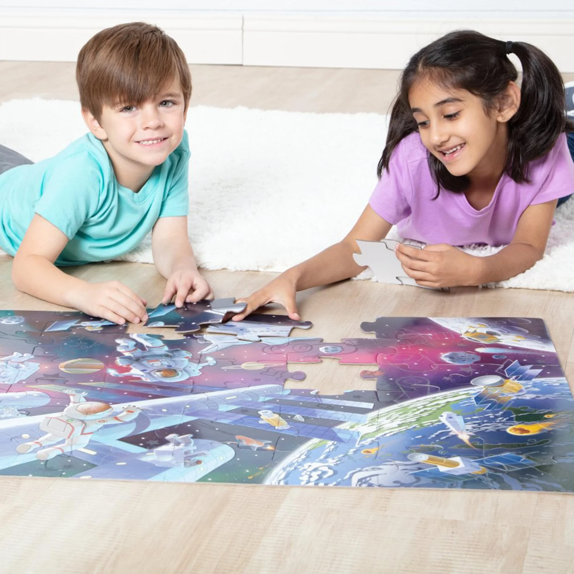 Melissa & Doug, Świecąca w ciemności układanka podłogowa z motywami kosmosu – 48 elementów, dla chłopców i dziewczynek w wieku powyżej 3. roku życia