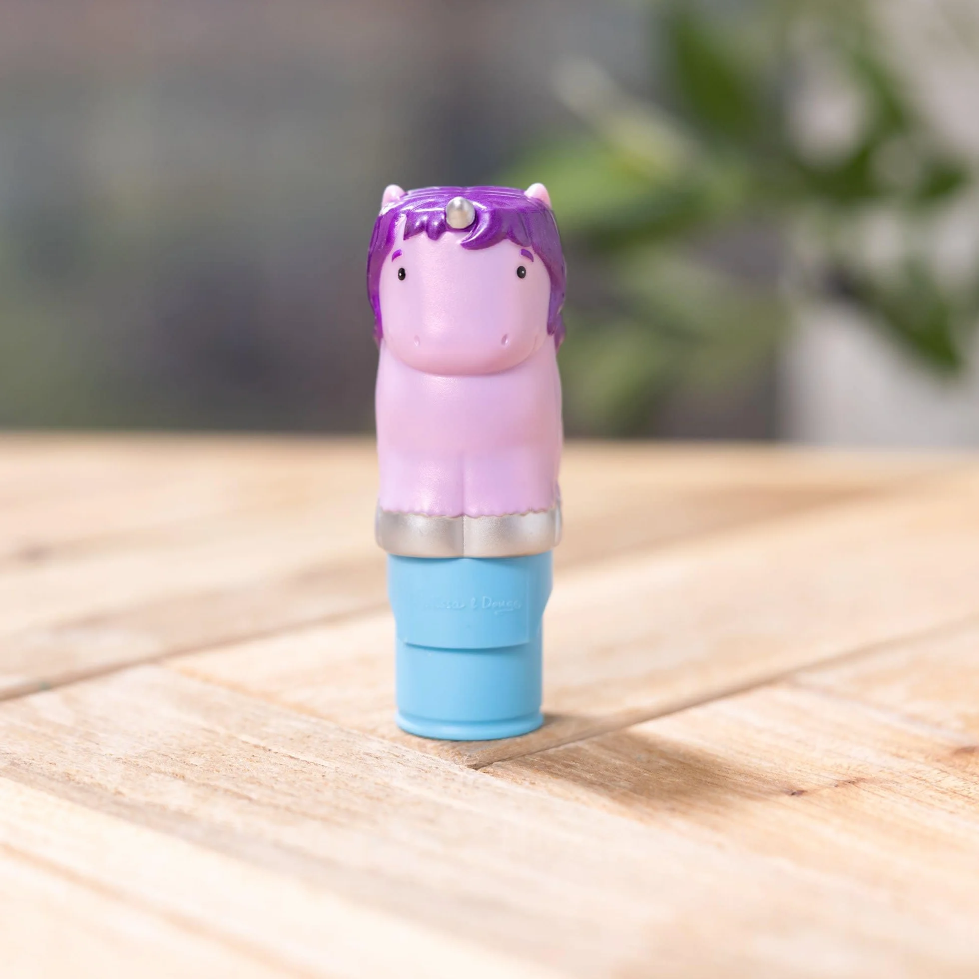 Melissa & Doug Naklejka Wow 24-stronny blok aktywności i pieczątka z naklejkami, 300 naklejek, zabawki dekoracyjne, do majsterkowania i zajęć do kolekcjonowania – błyszczący jednorożec