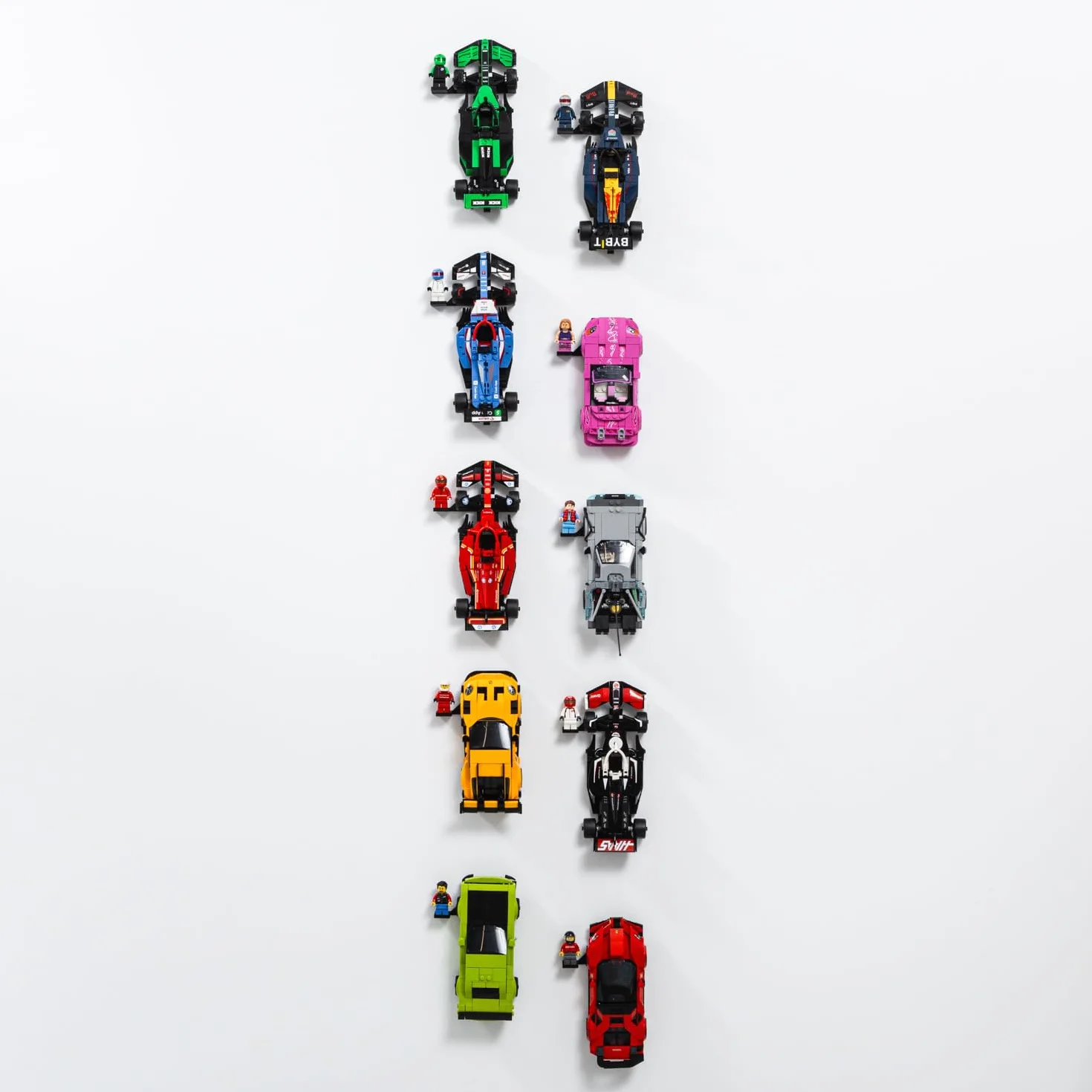 Haczyki do montażu ściennego kompatybilne z LEGO Speed Champions ze stojakami na kierowcę