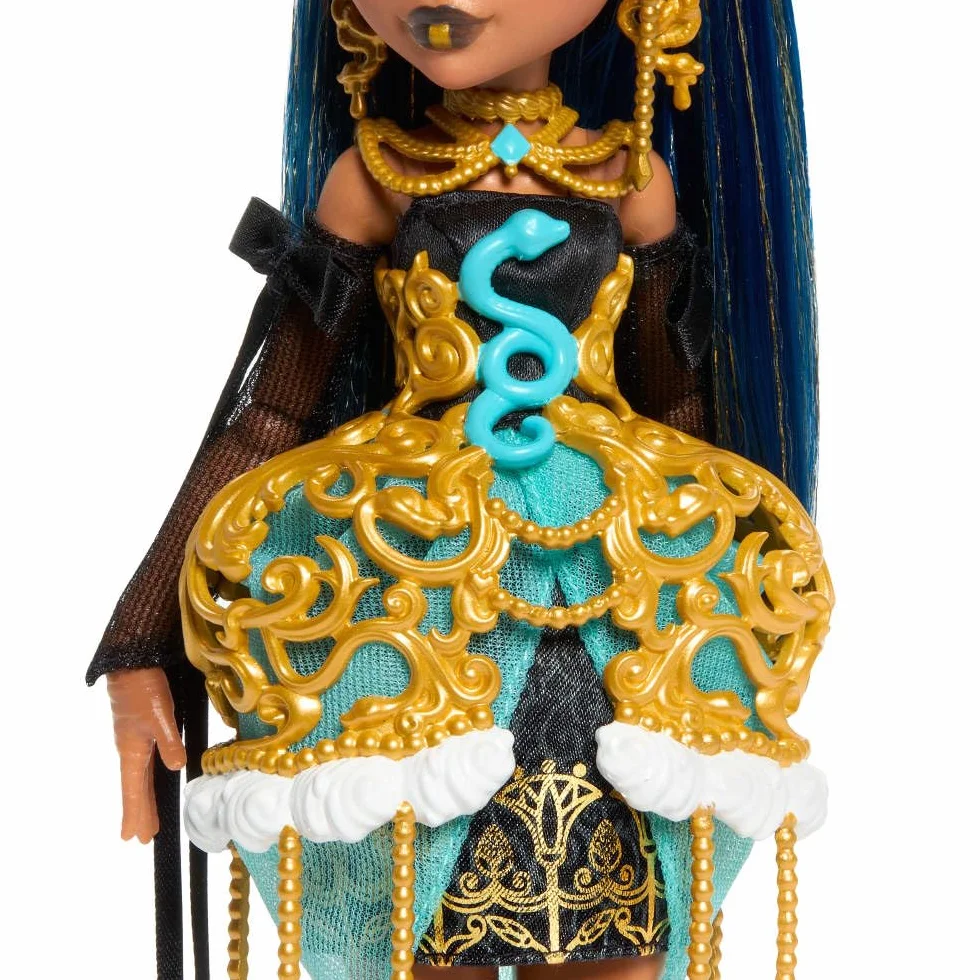 Monster High Straszysłodkie urodziny Cleo de Nile Lalka zabawka w złocistej sukience + akcesoria tematyczne, w tym zaproszenie, „balon”, prezent i „szminka”, zestaw, zabawka dla dzieci od 4 lat, JBG76