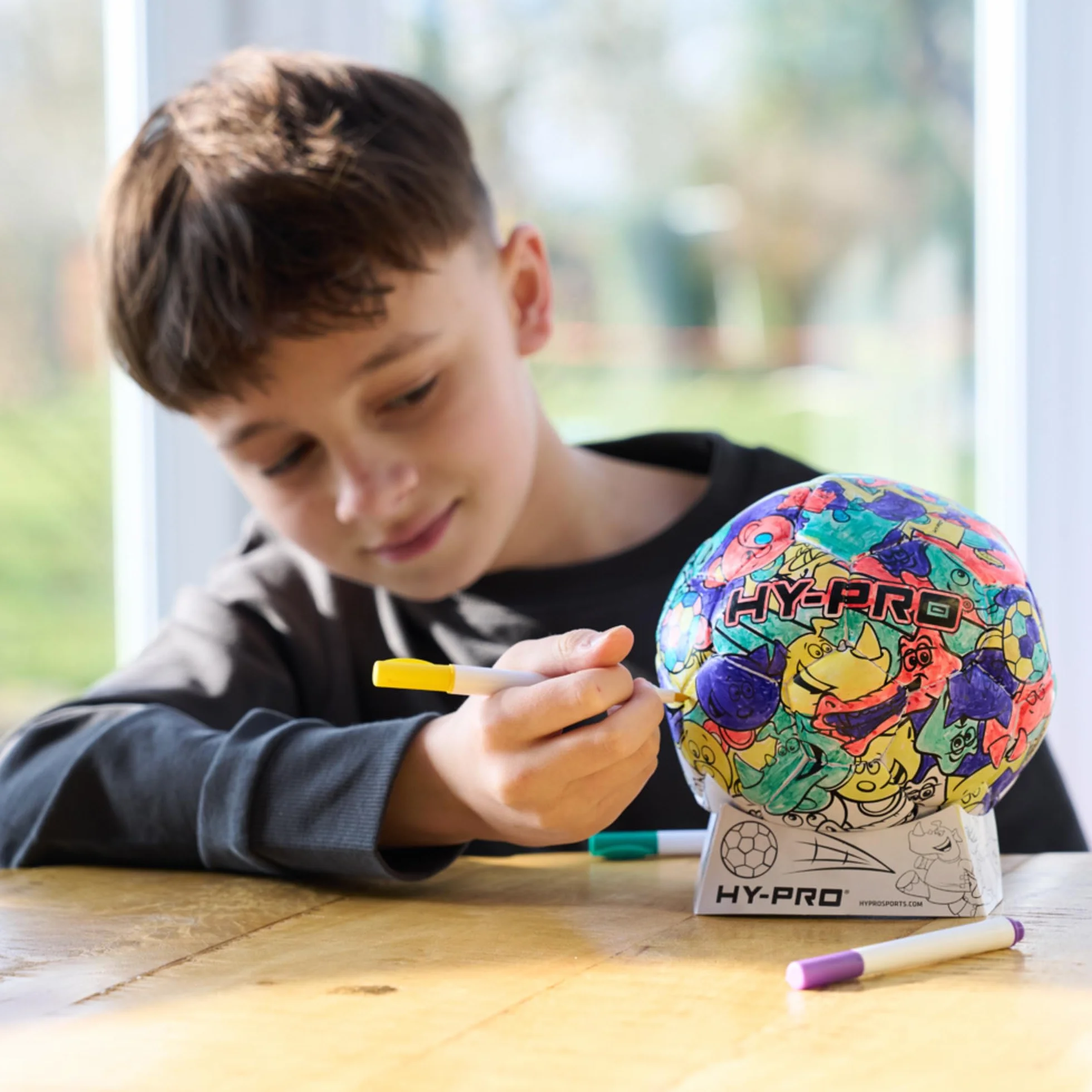 Hy-Pro Doodlekick piłka nożna, kolorowanka, mini piłka nożna, w zestawie z pompką, stojakiem i kolorowymi długopisami, rozmiar 2, świetny pomysł na prezent piłkarski, 3+