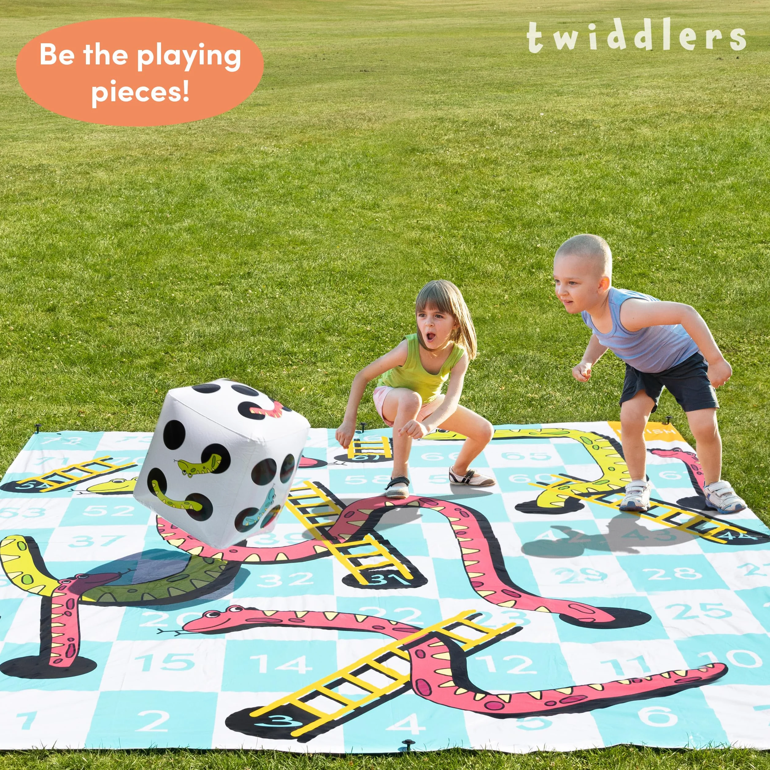 THE TWIDDLERS Giant Snakes and Ladders Garden Game, 3 x 3 m, wodoodporna mata podłogowa z PCW z nadmuchiwanymi kostkami i torbą do przechowywania na imprezy rodzinne, do szkoły i zabawy na świeżym