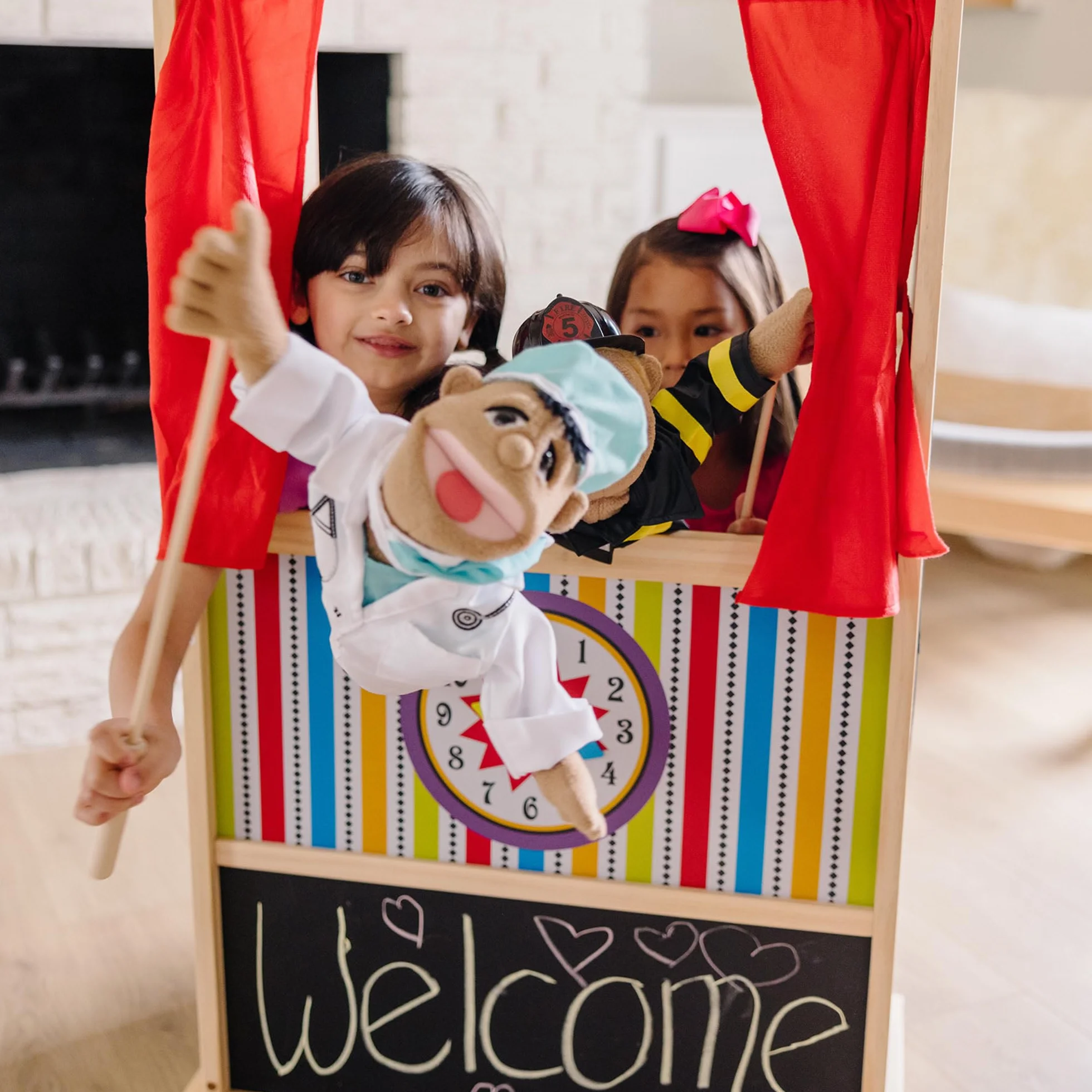 Melissa & Doug – luksusowy teatrzyk lalek (wytrzymała, niechybotliwa podstawa, pluszowe zasłony, wymiary: wys. 132,08 cm × szer. 45,72 cm × dł. 62,865 cm)