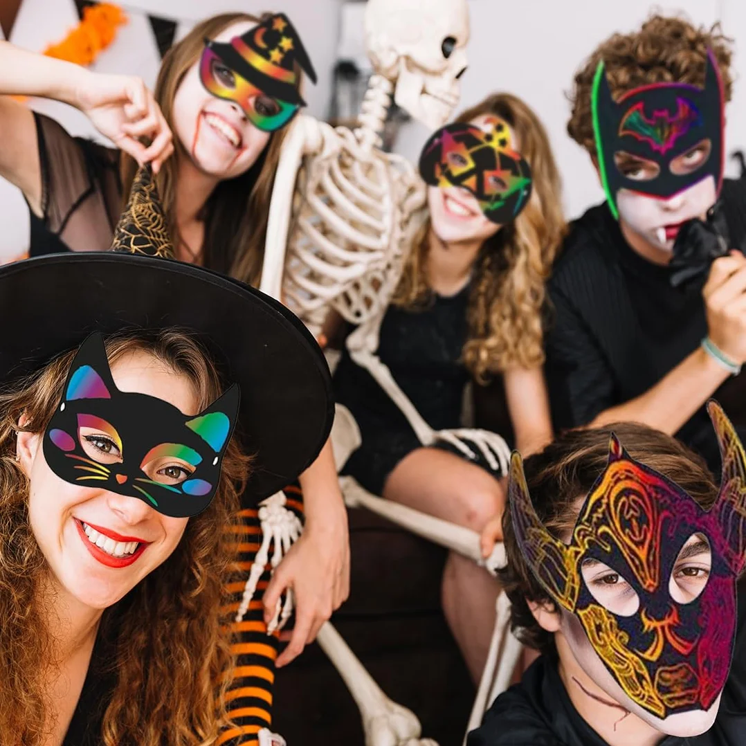 Wishstar 24 sztuki obrazków do zdrapywania na Halloween, maseczki do zdrapywania dla dzieci, maski na Halloween, zestaw do majsterkowania DIY z elastycznymi sznurkami i drewnianymi rylcami, dekoracja