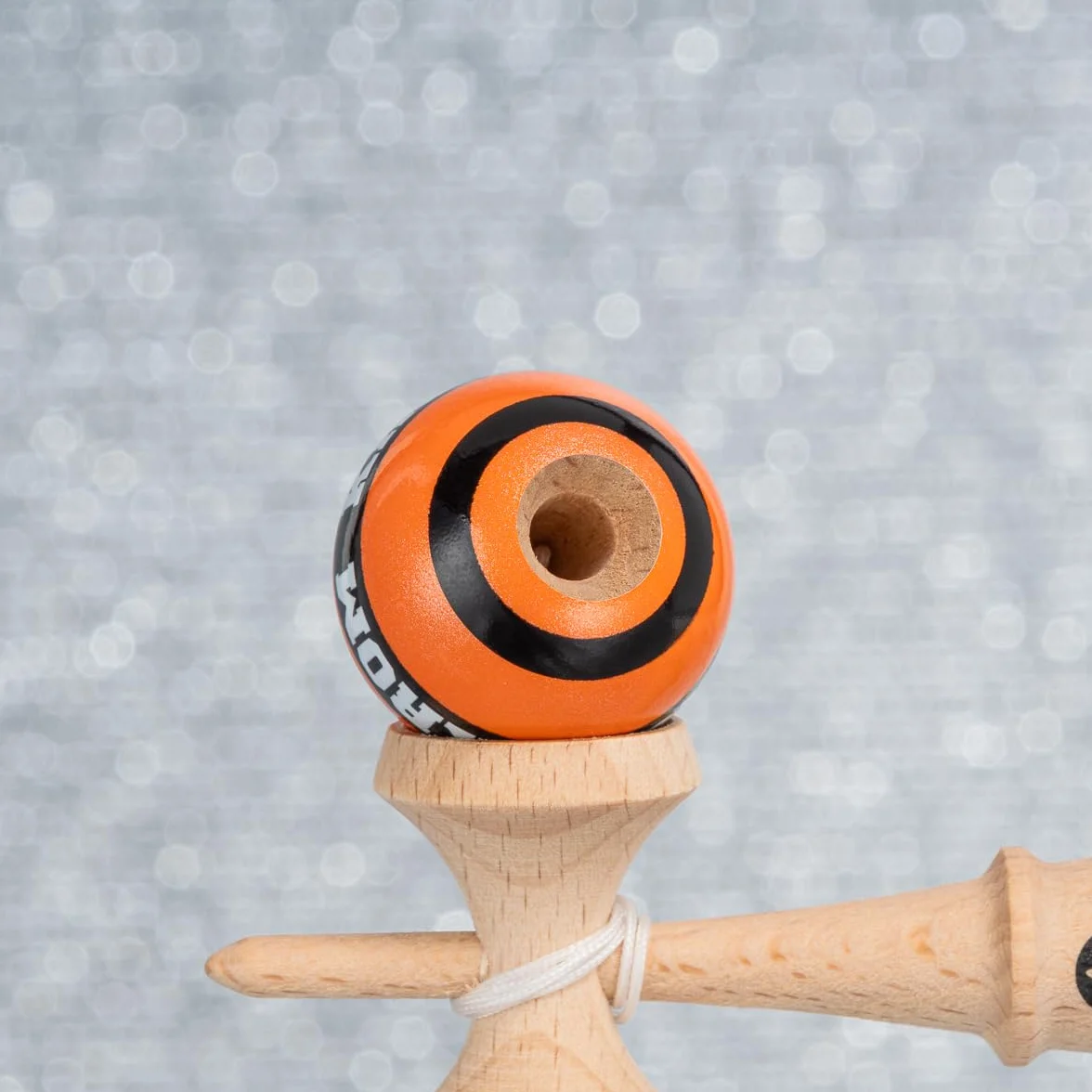 KROM Kendama MIKRO Orange – Mini Kendama z drewna bukowego – w pełni grywalna – format kieszonkowy – dla początkujących i profesjonalistów