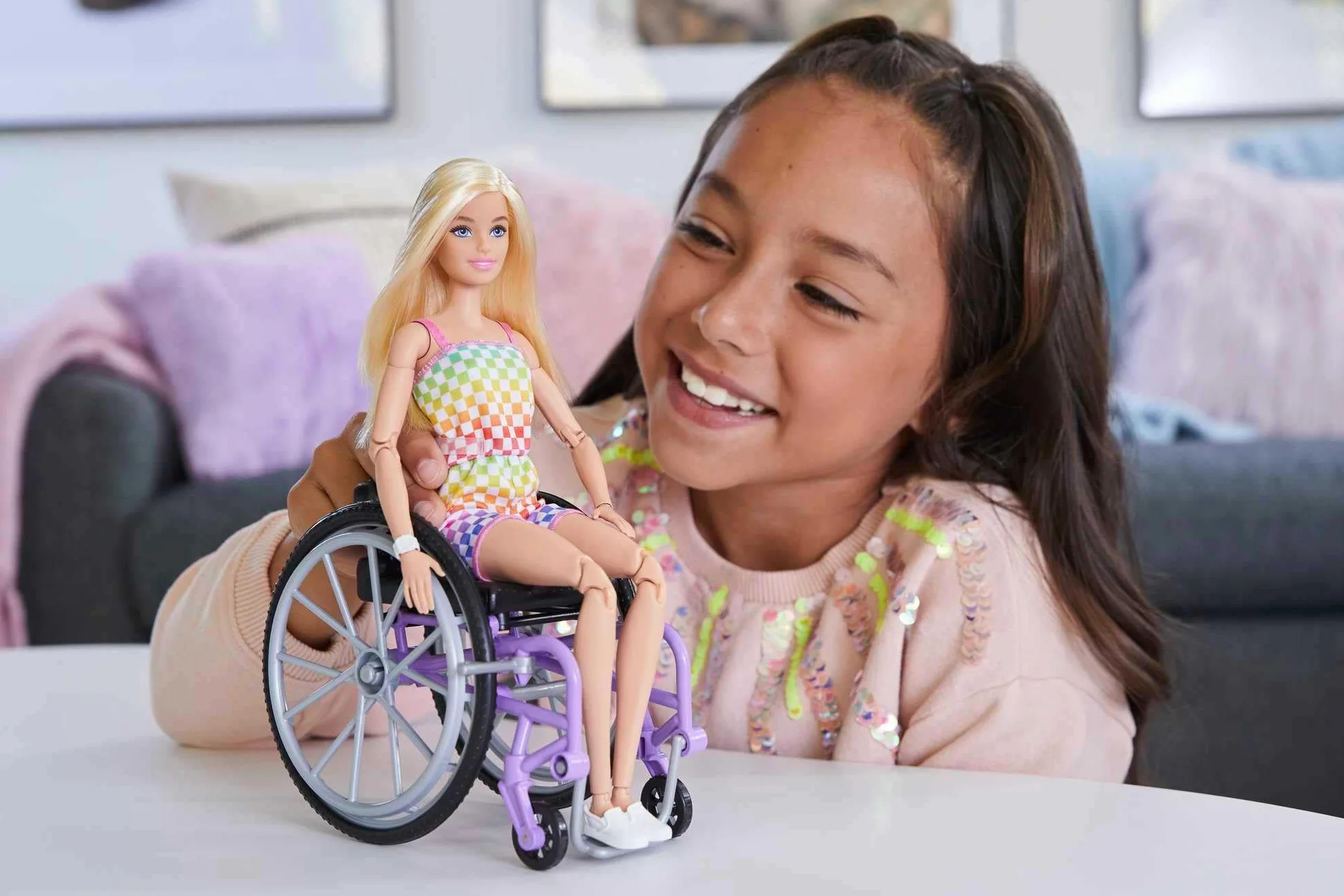 Barbie Fashionistas Lalka (blondynka) w tęczowym kombinezonie, z wózkiem inwalidzkim i rampą, zabawki i prezenty dla dzieci, HJT13