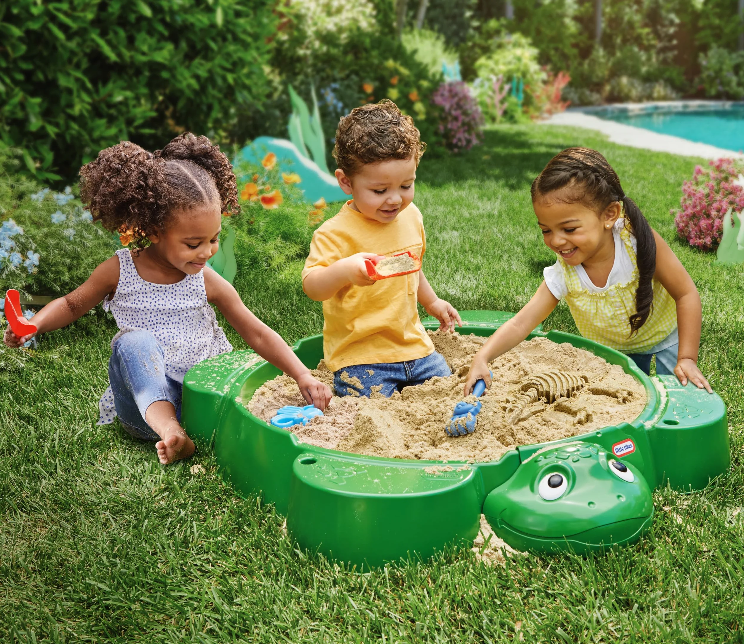 Little Tikes Zielona Piaskownica z 4 Siedziskami, Miejscem na Parasol i Zdejmowaną Pokrywą, dla Dzieci 1-6 Lat