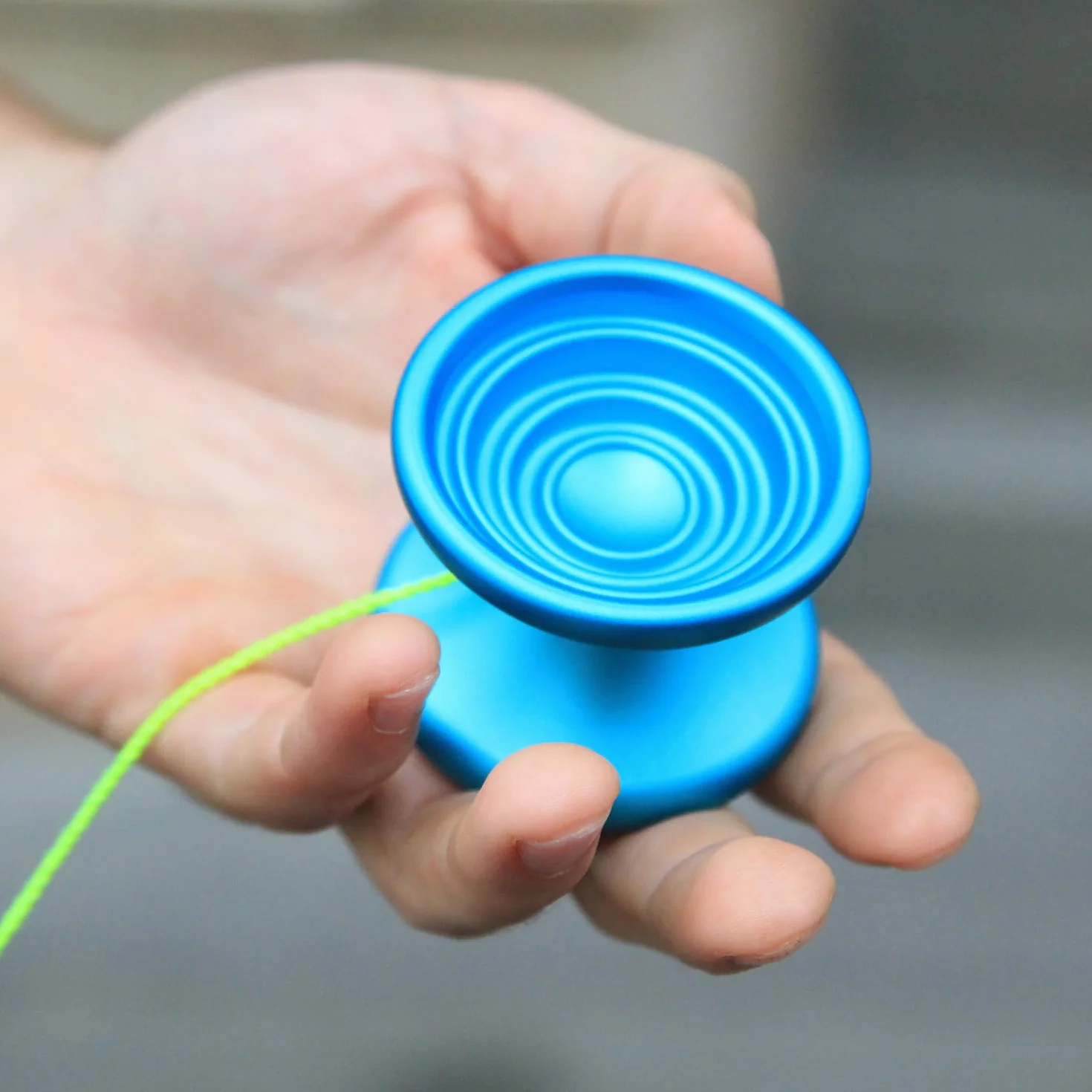 YoyoFactory BULLSEYE Yo-Yo - POMARAŃCZOWY/TURKUSOWY (DNA Sztuczki, Metal Yoyo, String, Ball-Bearing & Instructions Included)