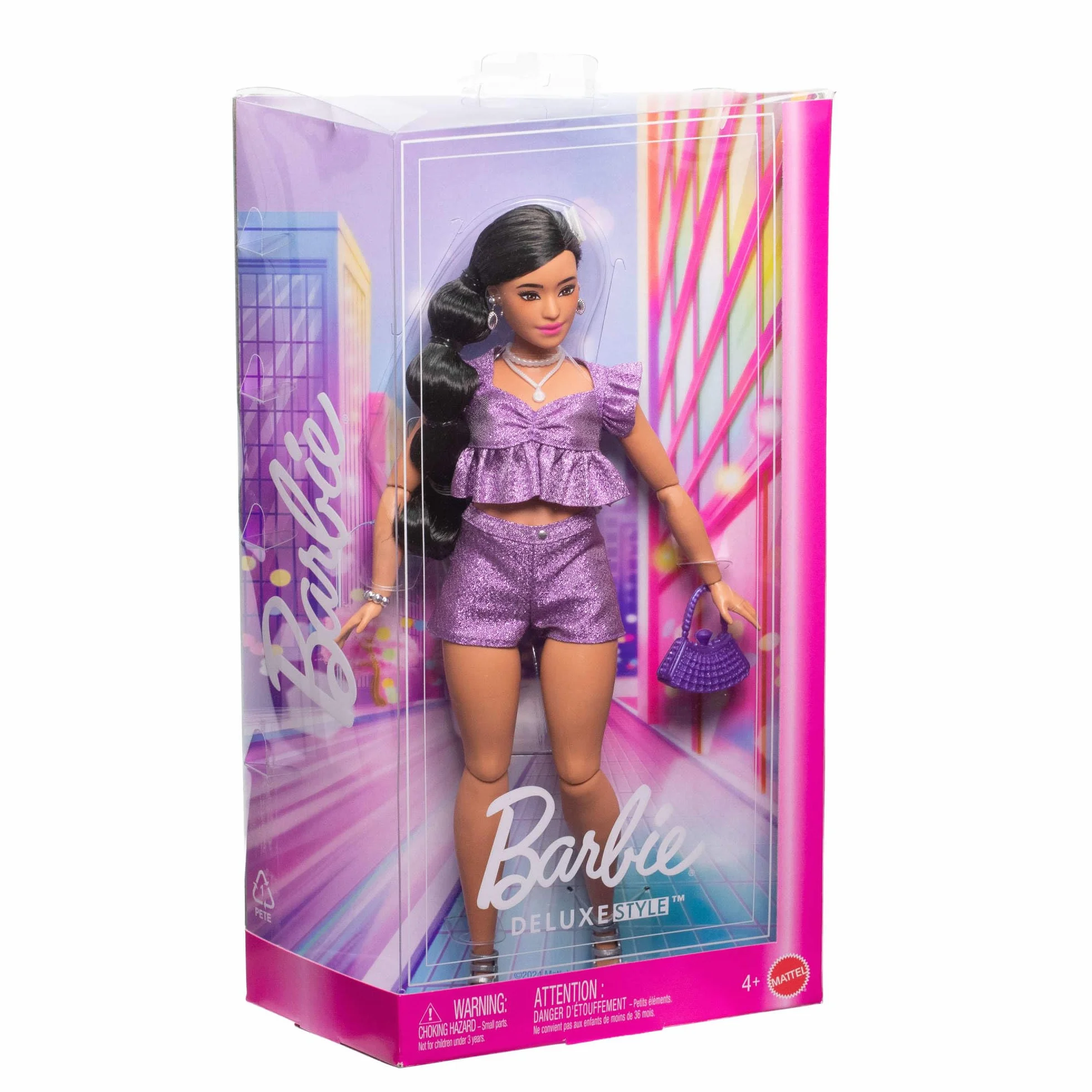 Barbie Deluxe Style Lalka modowa #8 z czarnymi włosami ułożonymi w warkocz, w metalicznej fioletowej koszulce oraz błyszczących szortach i z akcesoriami, w tym perełkową biżuterią i torebką, JFP43