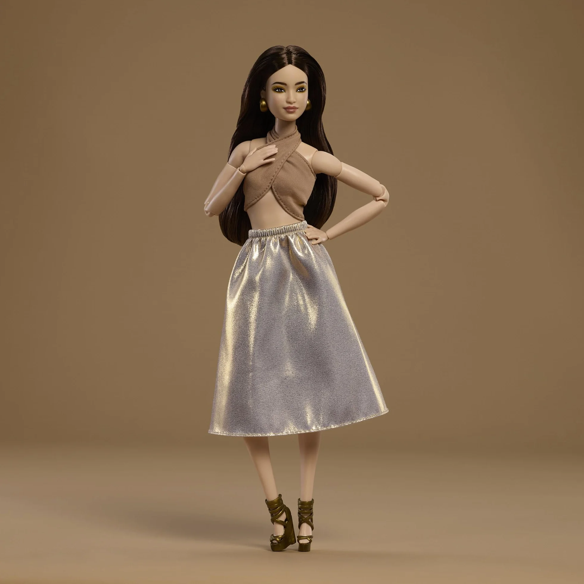 Barbie Basics Model 06 z brązowymi włosami, błyszczącą złotą spódniczką i topem, uniwersalnymi ubraniami, ruchomym ciałem, JJX25