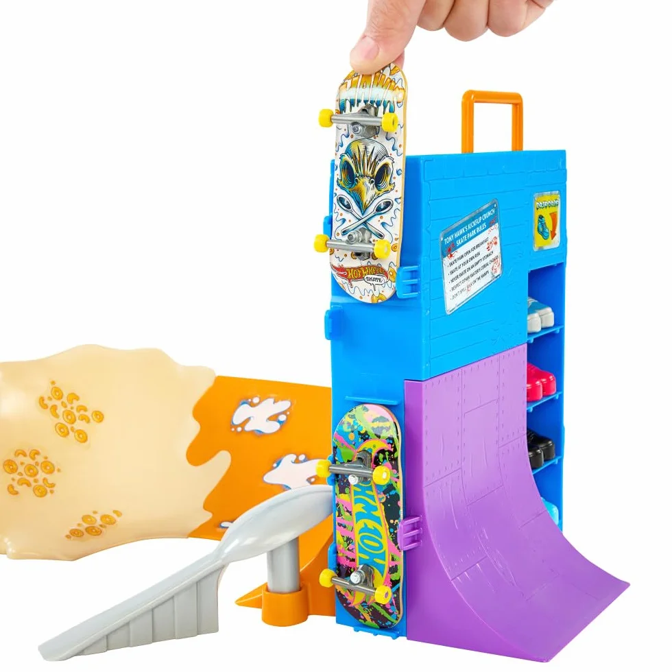 Hot Wheels Skate Tony Hawk – Śniadaniowa rampa Zestaw z 1 wyjątkową deskorolką do jazdy palcami i parą zdejmowanych butów, miejsce do przechowywania 4 desek i 4 par butów, HTP09